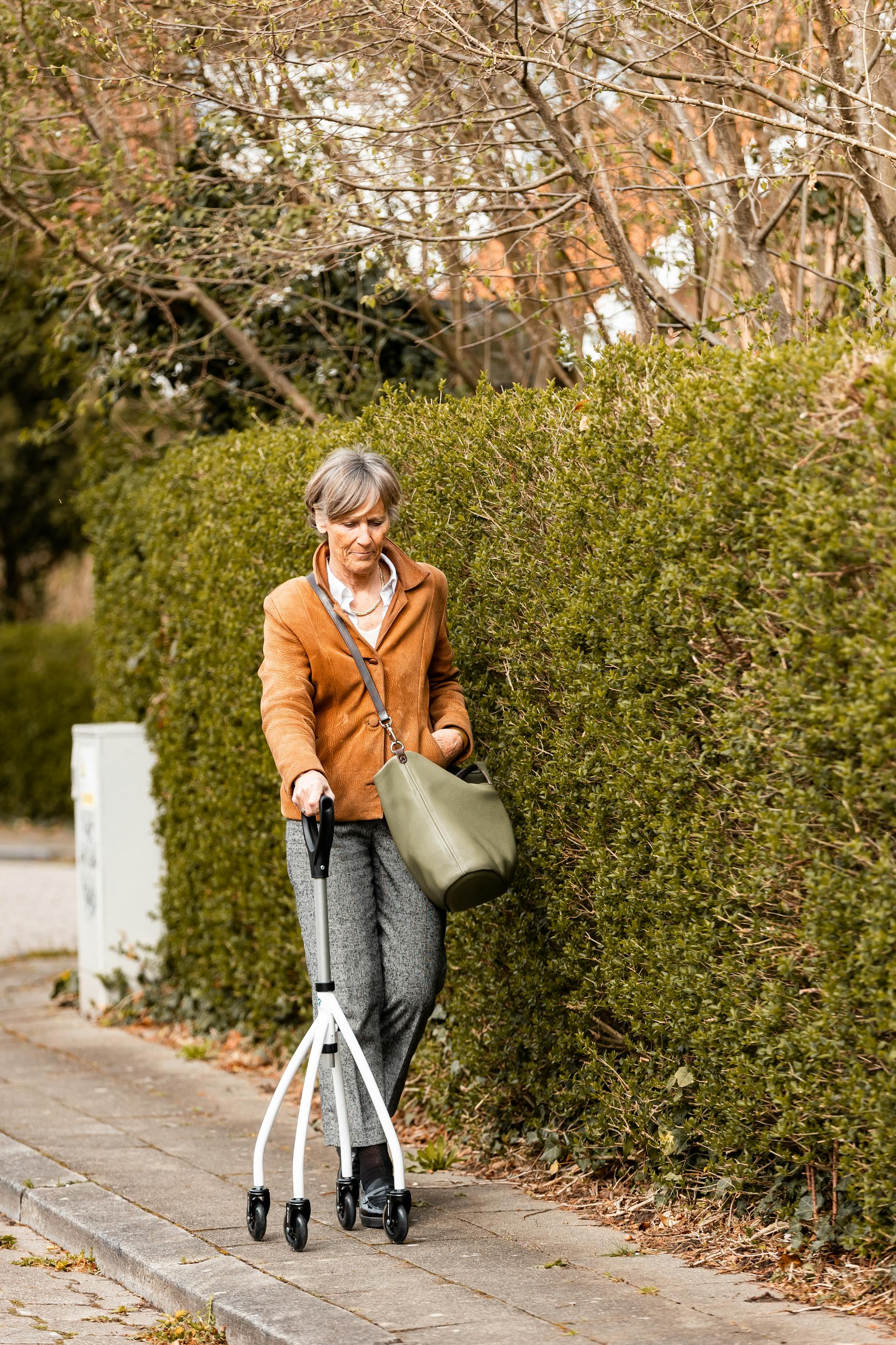 Une femme marchant sur un trottoir | Source : Pexels