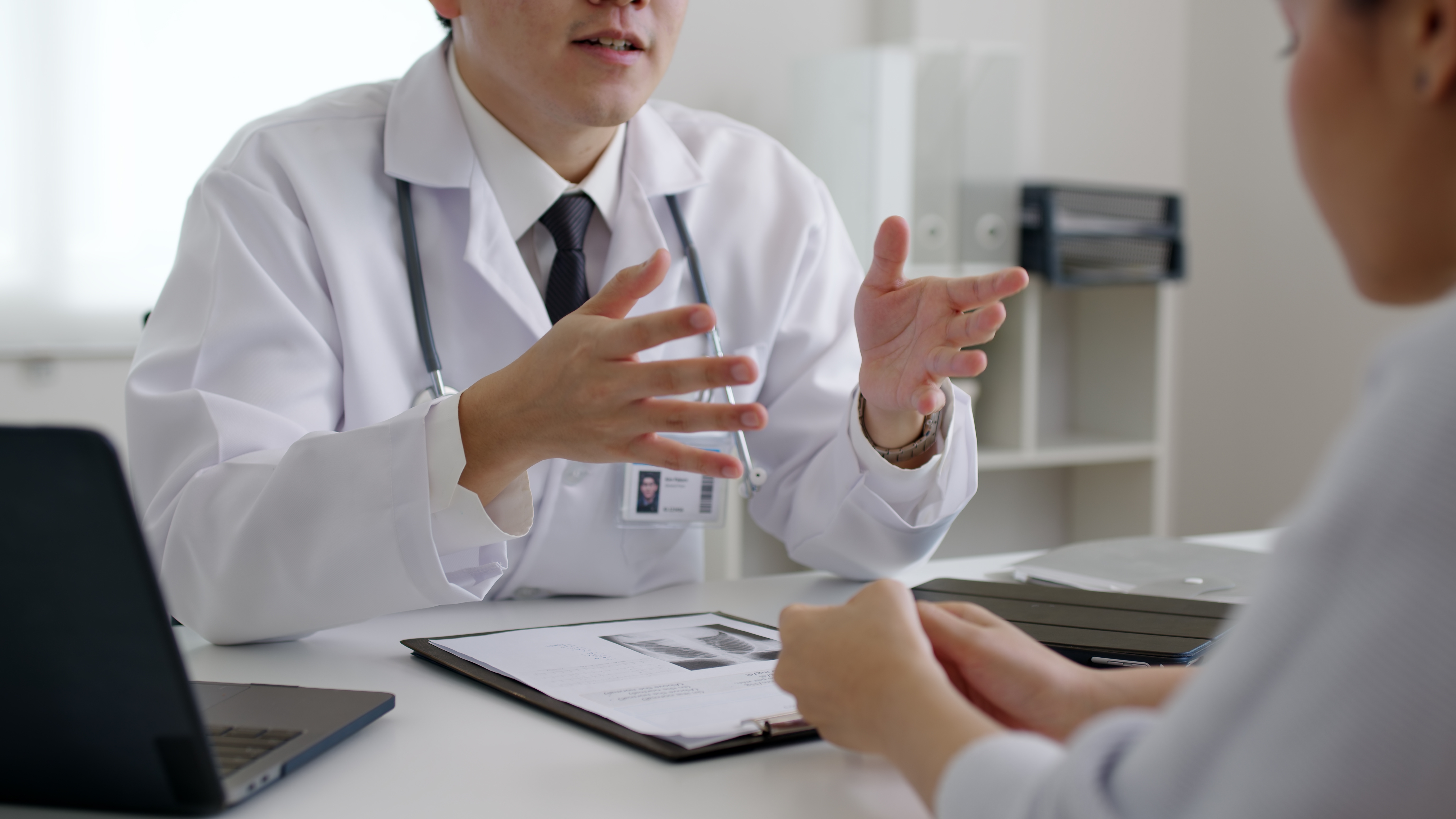 Femme consultant un médecin | Source : Shutterstock