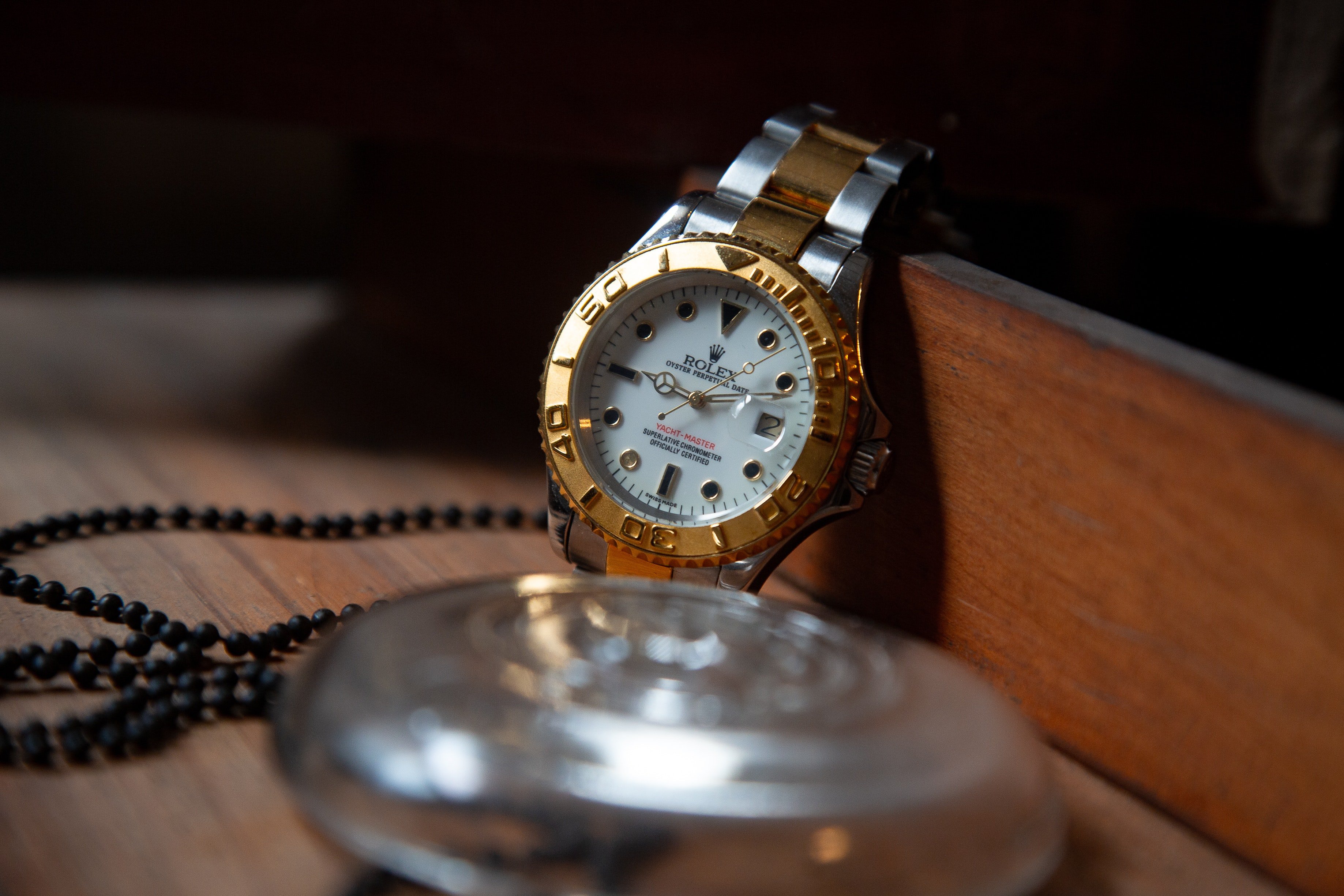 Une Rolex vintage était joliment installée à l'intérieur de la boîte en bois | Photo : Pexels