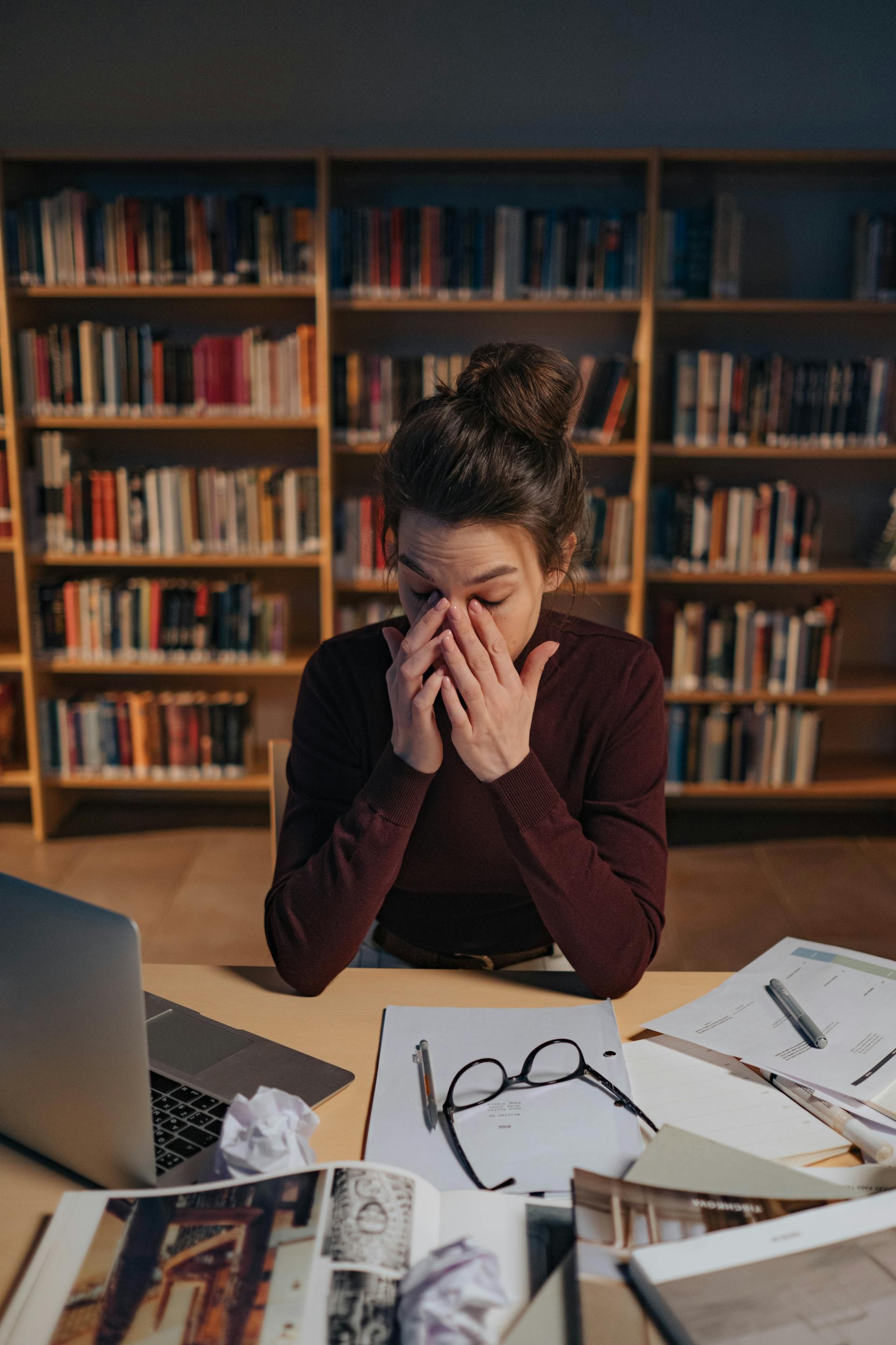 Une femme qui étudie dans une bibliothèque | Source : Pexels