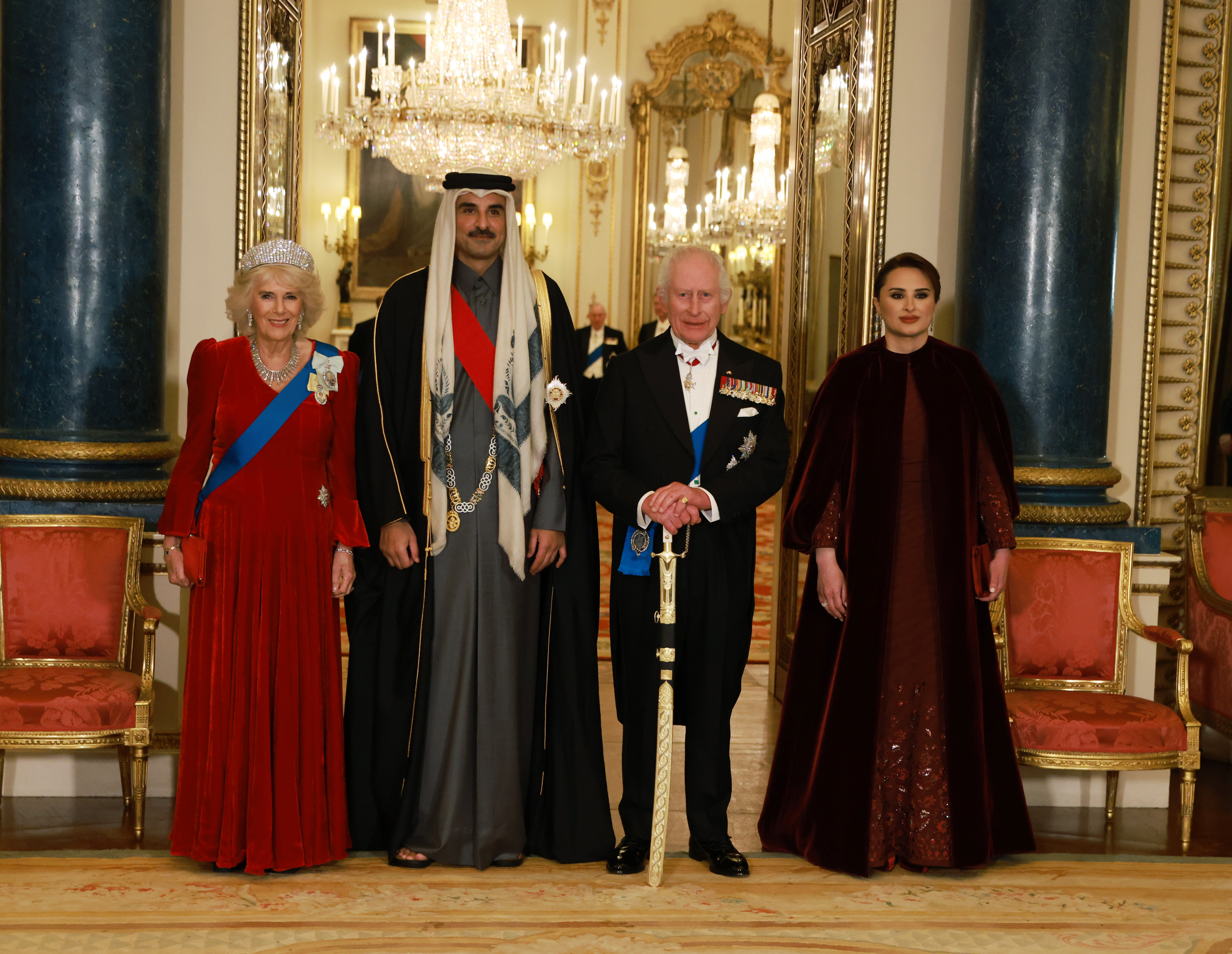 La reine Camilla, le cheikh Tamim bin Hamad Al Thani, le roi Charles III et la cheikha Jawaher bint Hamad bin Suhaim Al Thani assistent au banquet d'État au palais de Buckingham à Londres, le 3 décembre 2024 | Source : Getty Images