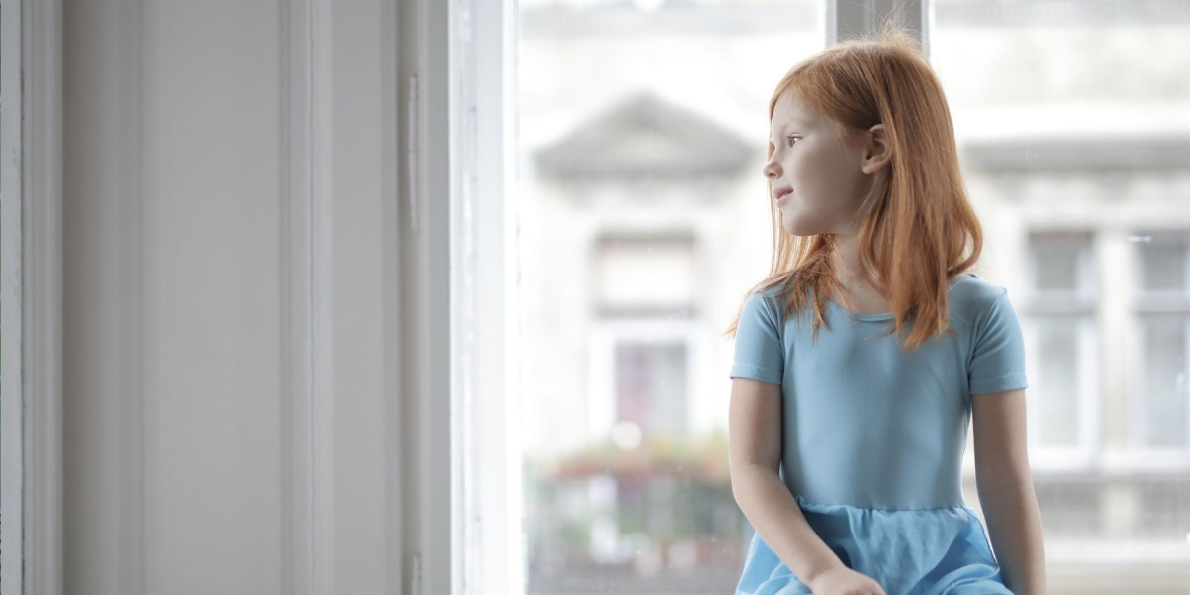 Une petite fille qui regarde par la fenêtre | Source : Pexels