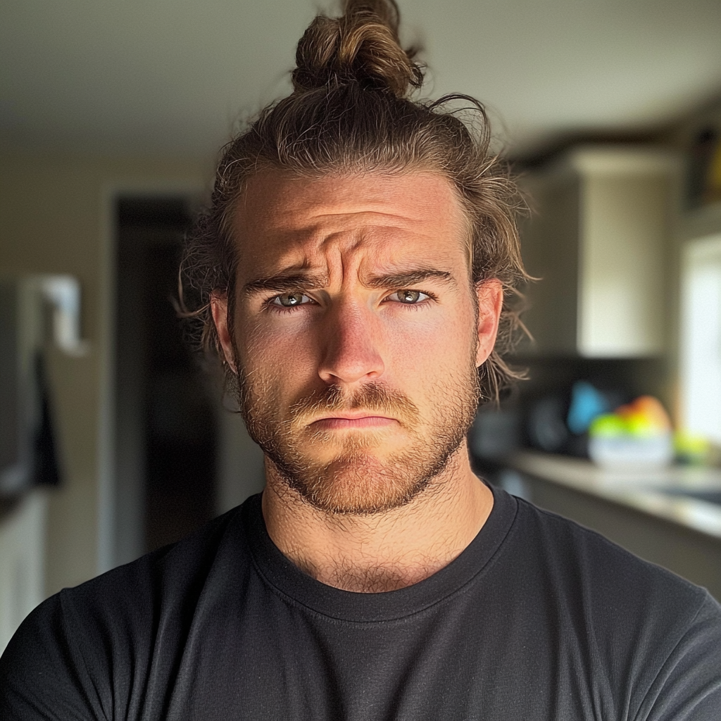 Un homme qui fronce les sourcils dans une cuisine | Source : Midjourney