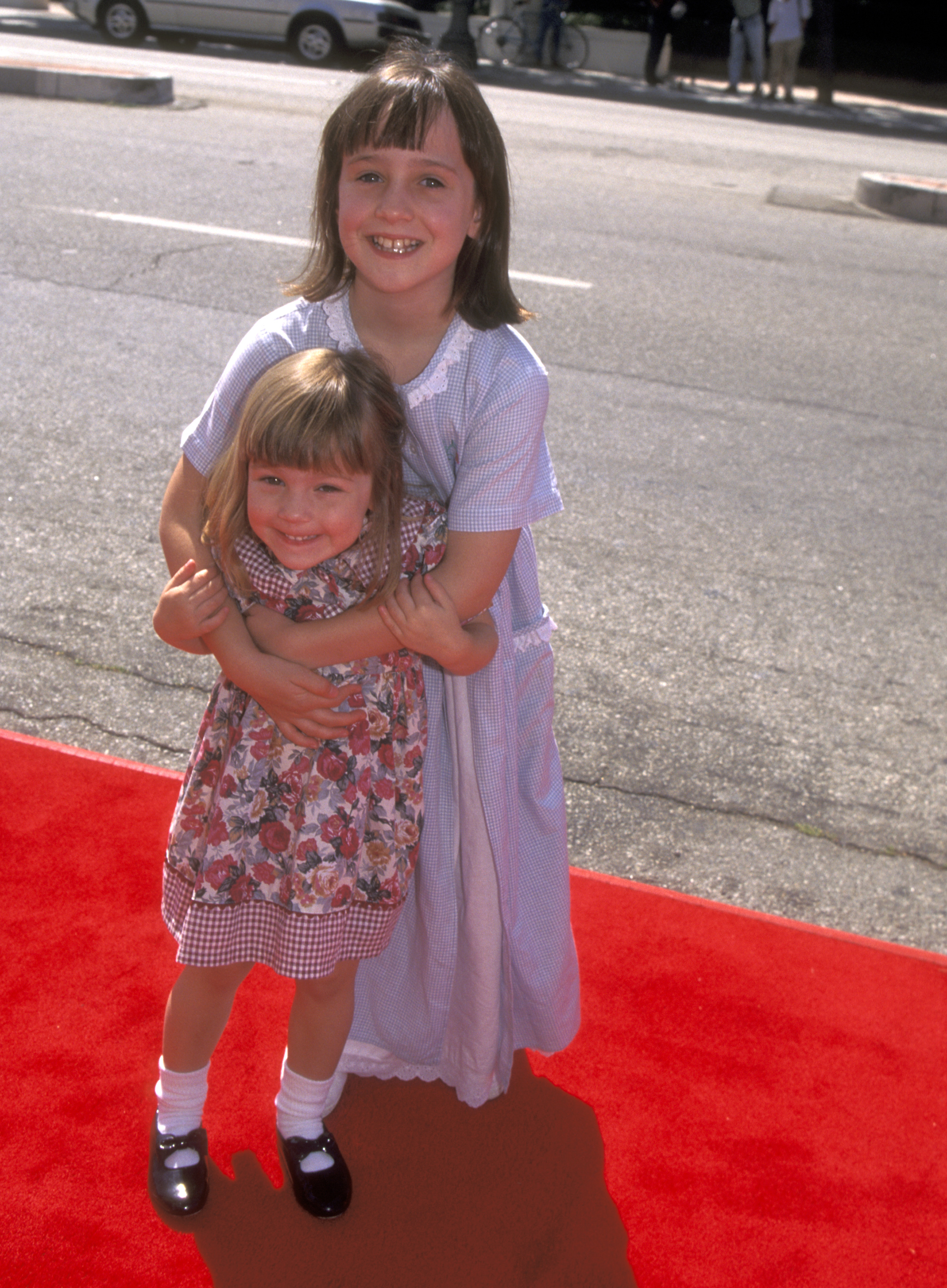 Mara Wilson et sa jeune sœur, Anna, assistent à la première de "Matilda" à Culver City le 28 juillet 1996 à Culver City, Californie | Source : Getty Images