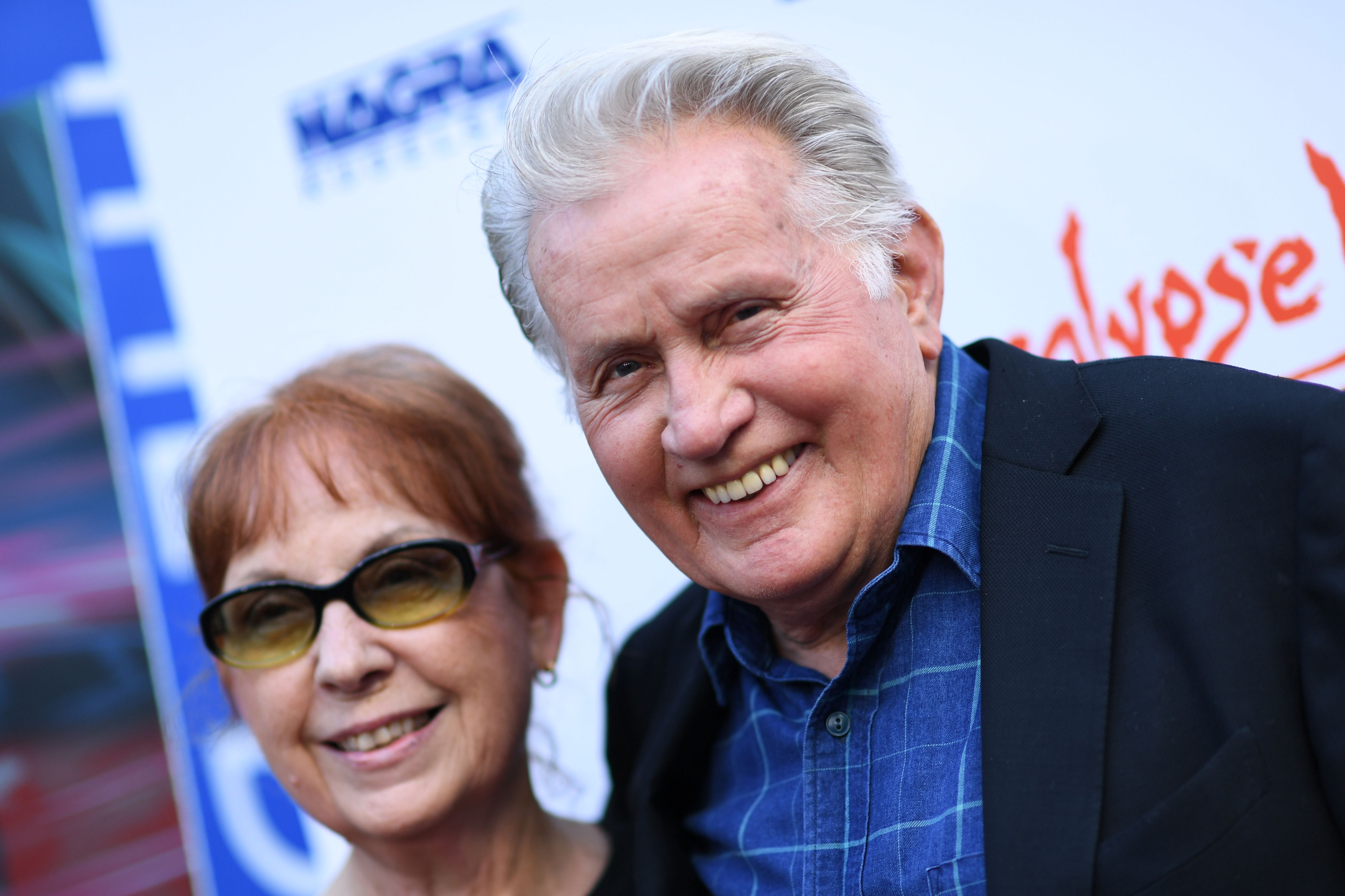 L'acteur américain Martin Sheen (R) et son épouse l'actrice américaine Janet Sheen assistent à la projection du tapis rouge d'Apocalypse Now Final Cut à Los Angeles le 12 août 2019 | Source : Getty Images