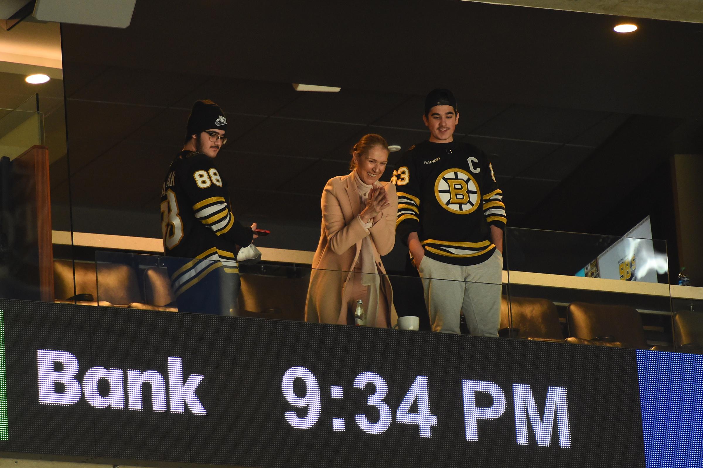 Céline Dion avec ses fils jumeaux lors d'un match de hockey sur glace, le 21 mars 2024, à Boston, dans le Massachusetts. | Source : Getty Images