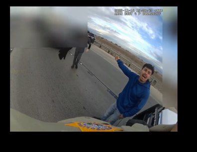 Valente Ayala pointant du doigt Tyler Johns, comme on peut le voir sur les images de la caméra le 22 novembre 2025. | Source : Facebook Reel/Thisisbutter