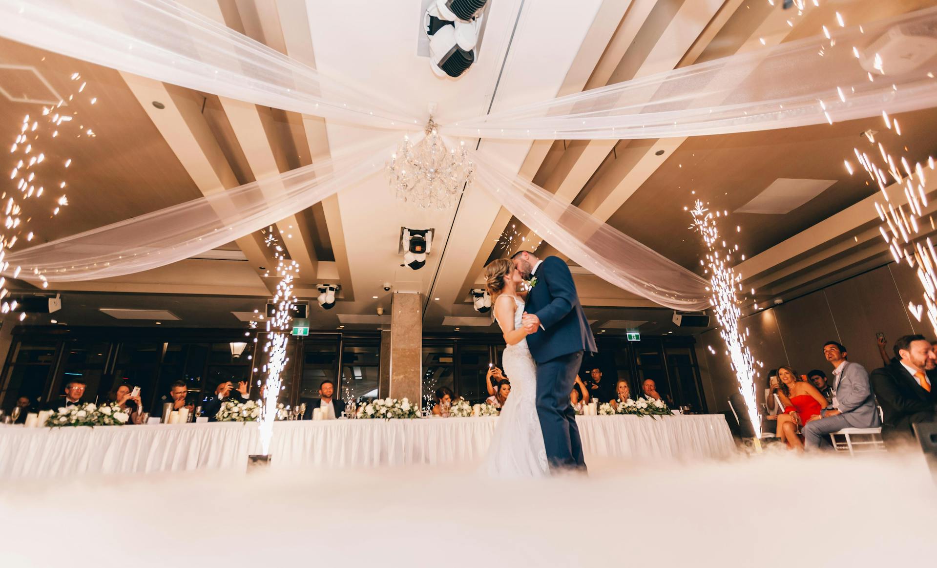 Un couple de mariés dansant lors d'une réception de mariage | Source : Pexels