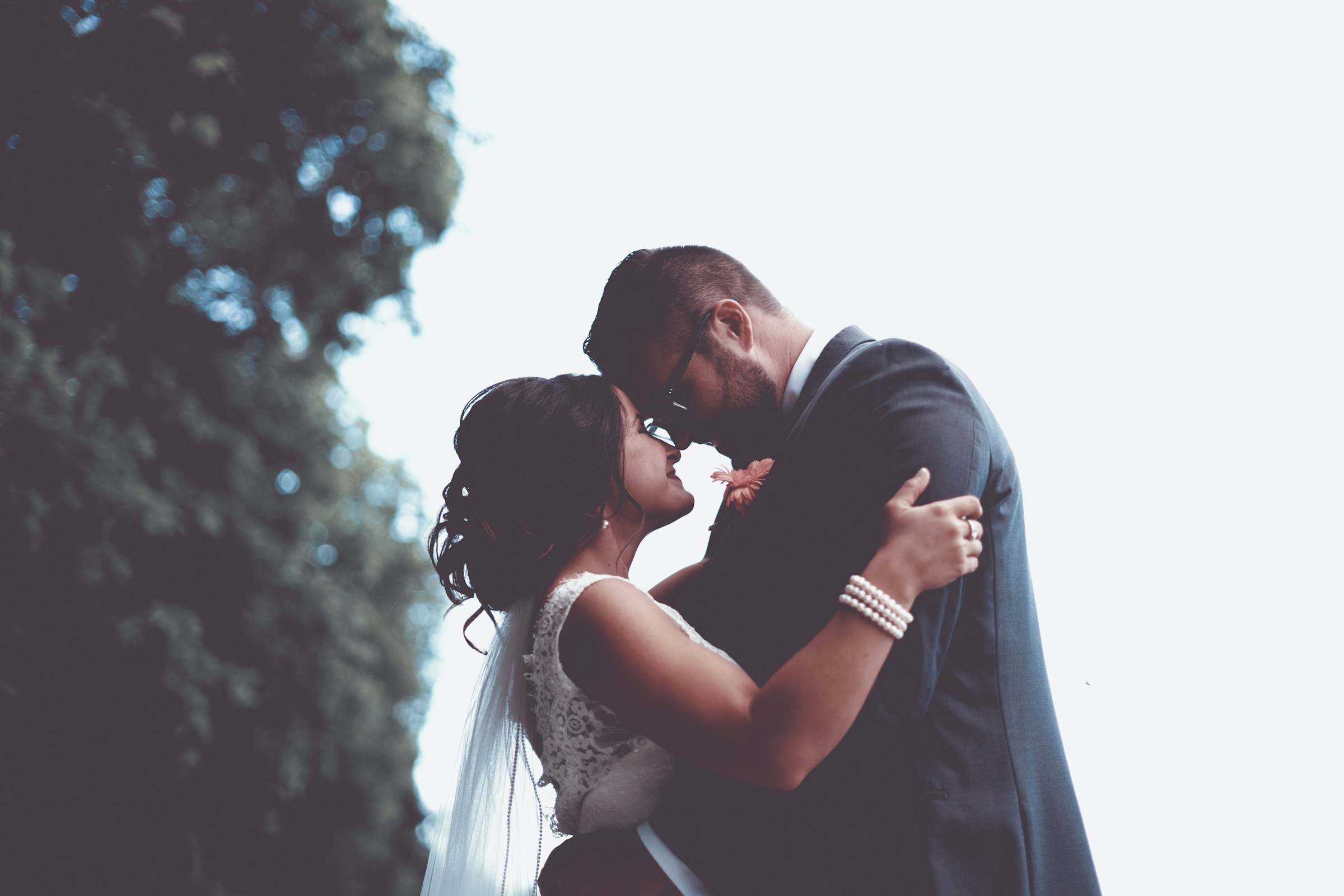 Une mariée et un marié s'embrassent | Source : Unsplash