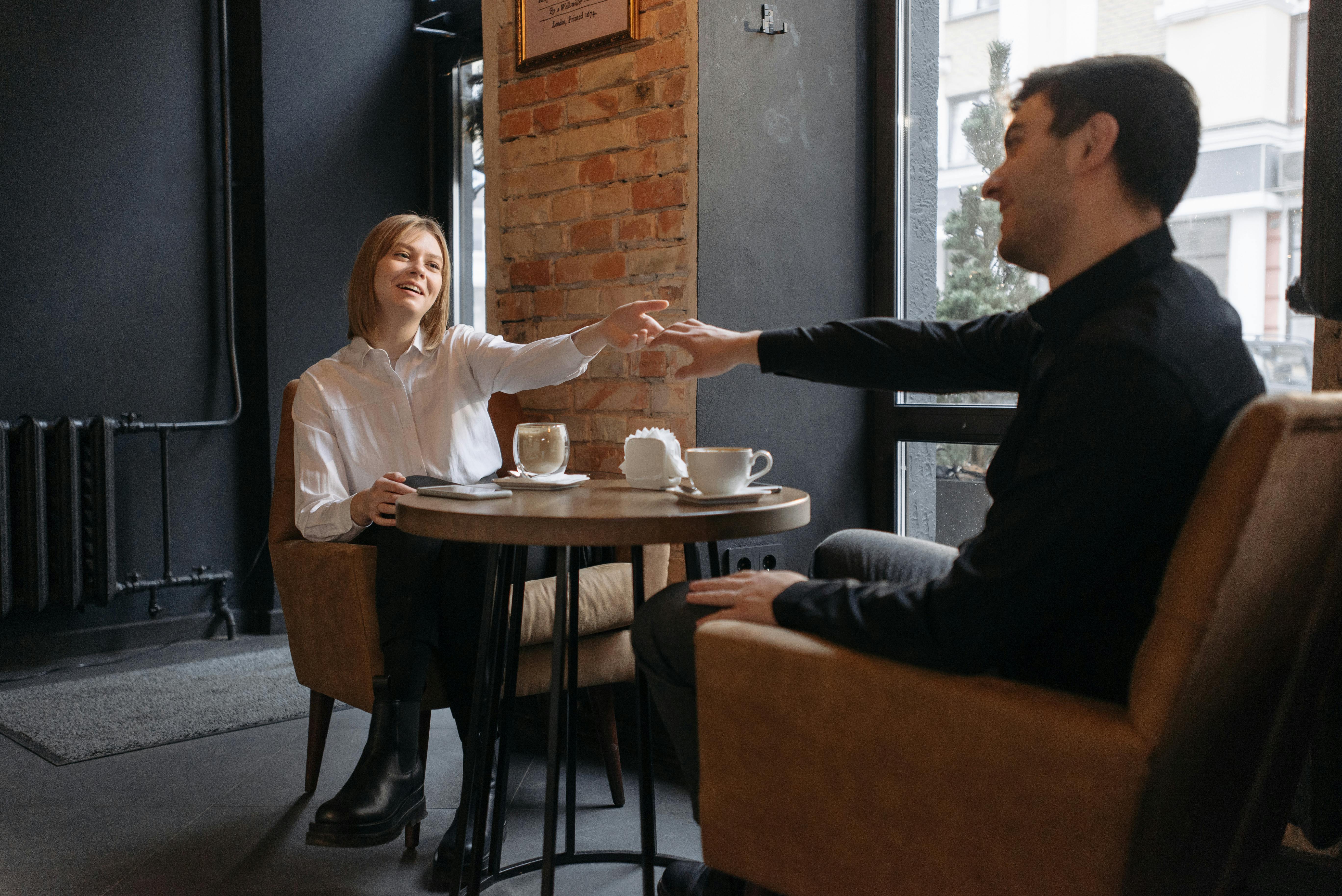 Un homme et une femme discutent dans un café | Source : Pexels