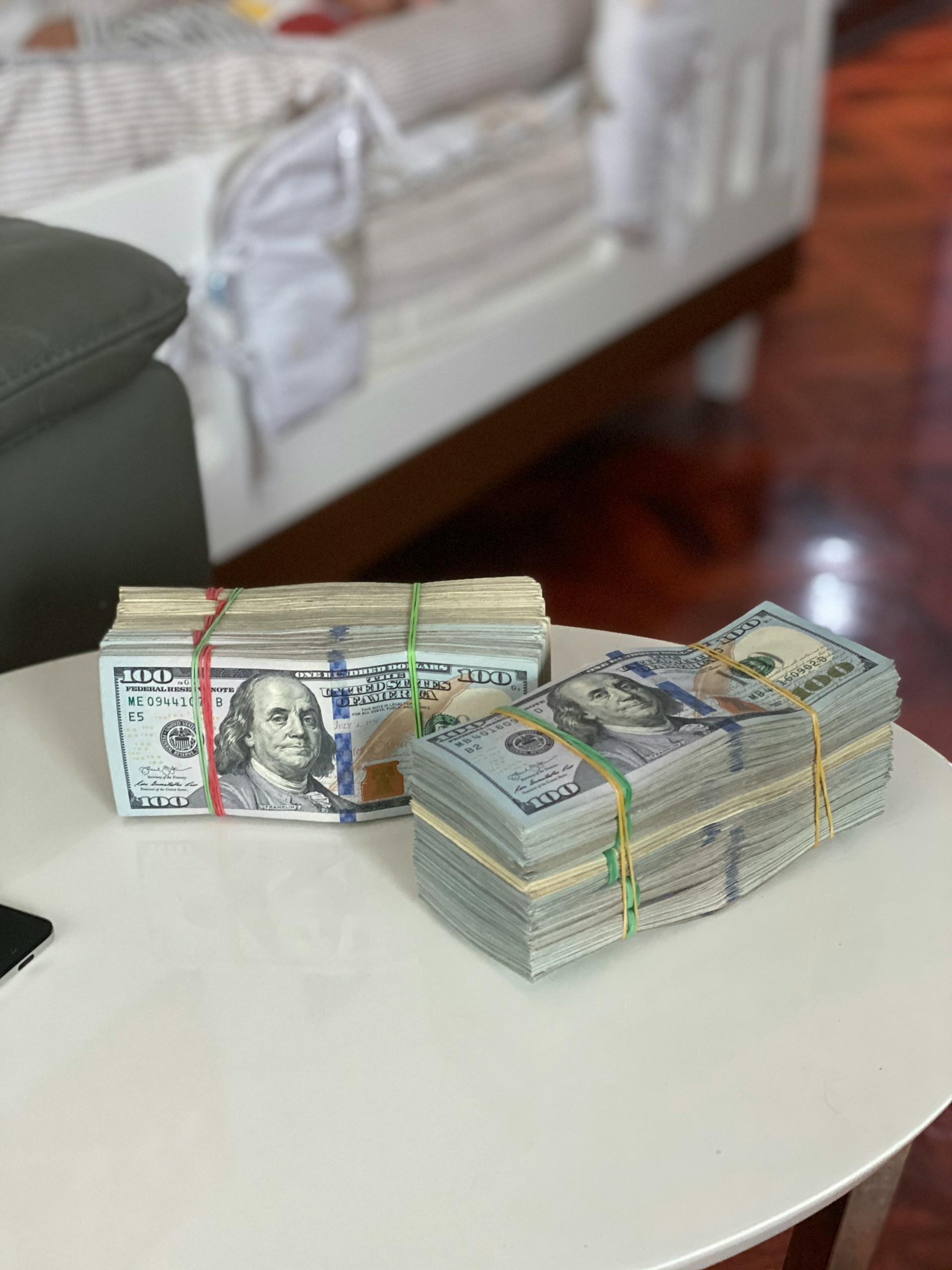 Des liasses de billets sur une table | Source : Unsplash