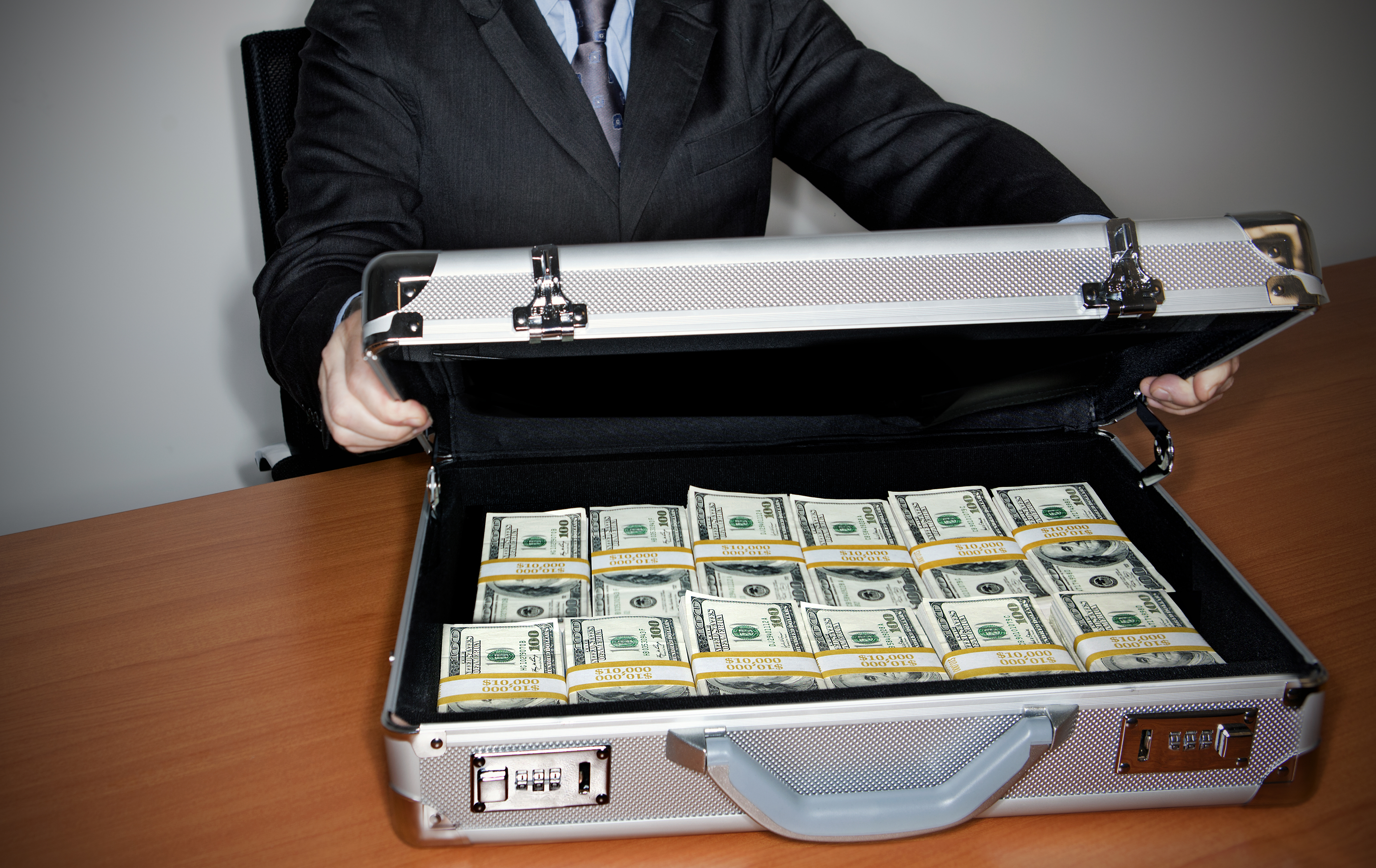 Une mallette remplie d'argent | Source : Getty Images