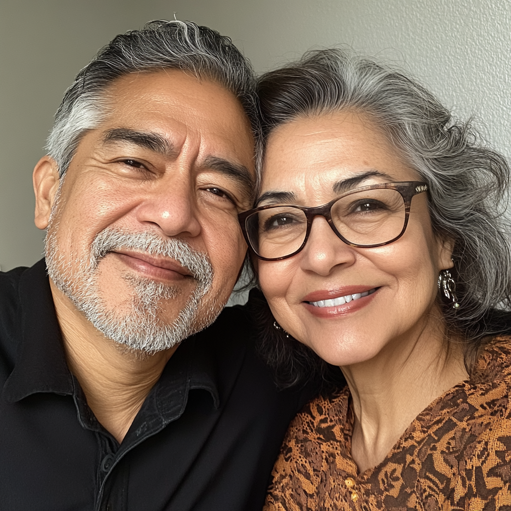 Un couple de personnes âgées souriantes | Source : Midjourney