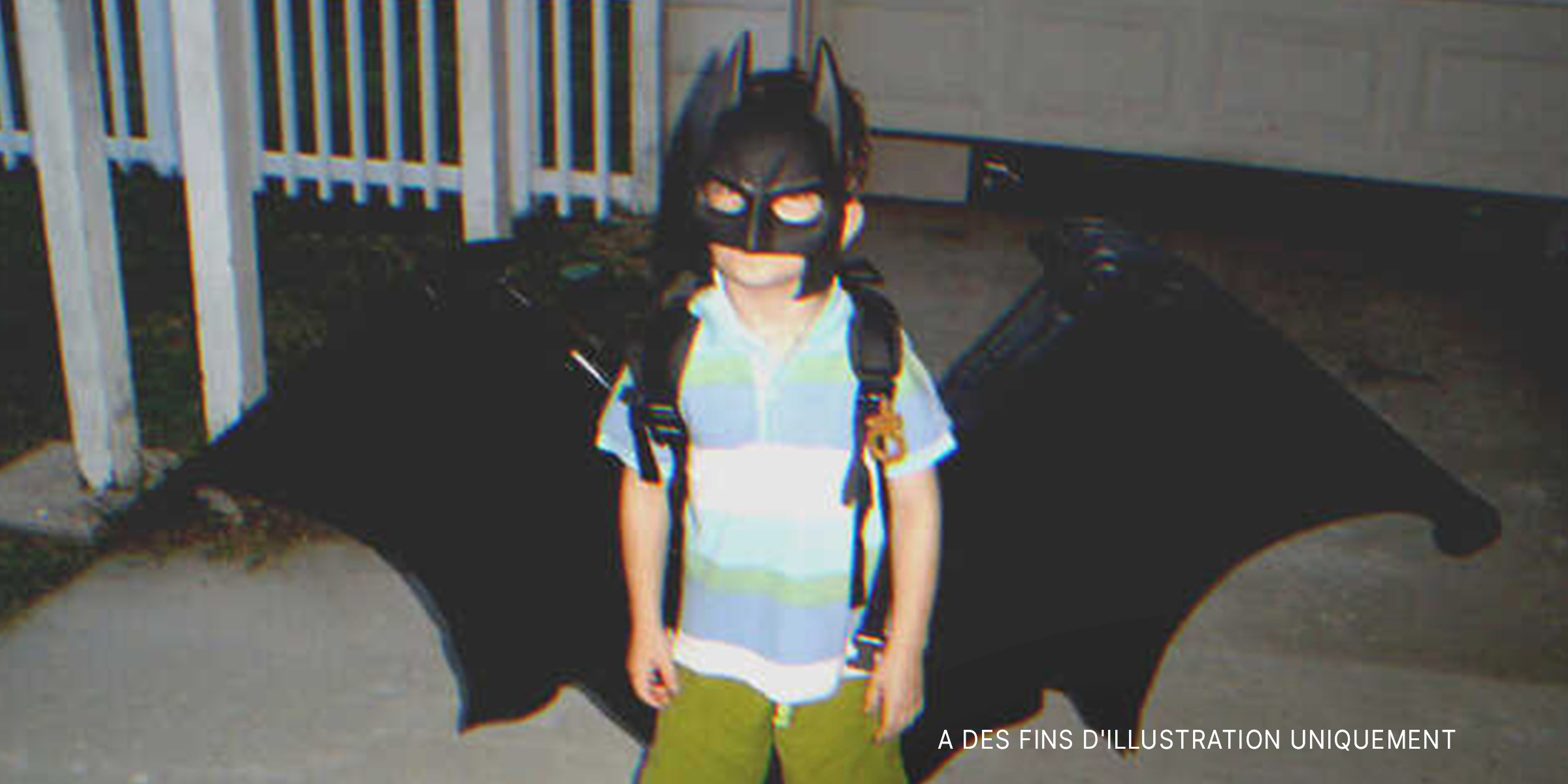 Un petit garçon qui se déguise en Batman | Source : Flickr / Tony Alter