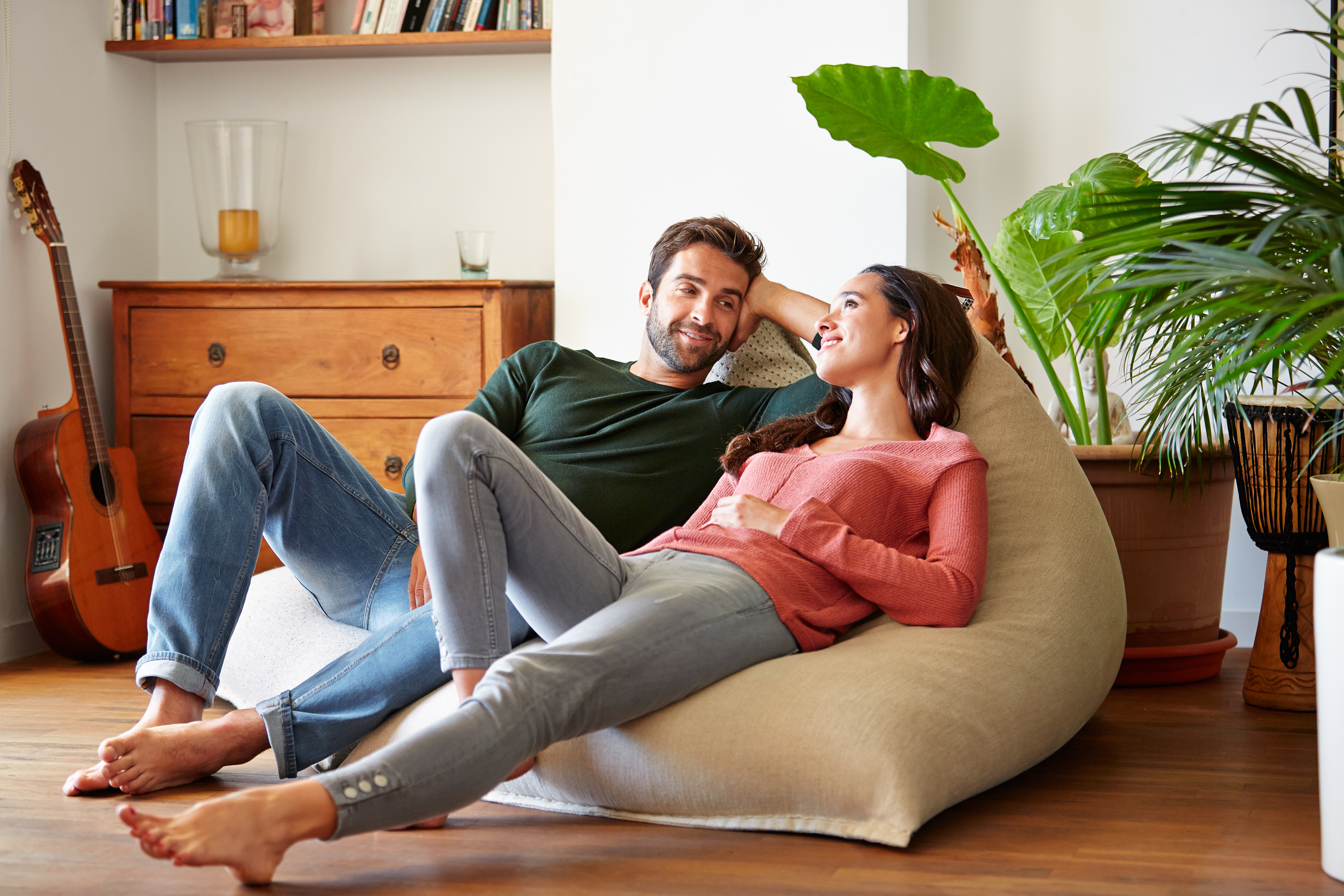 Un couple se détend en discutant  | Source : Getty Images