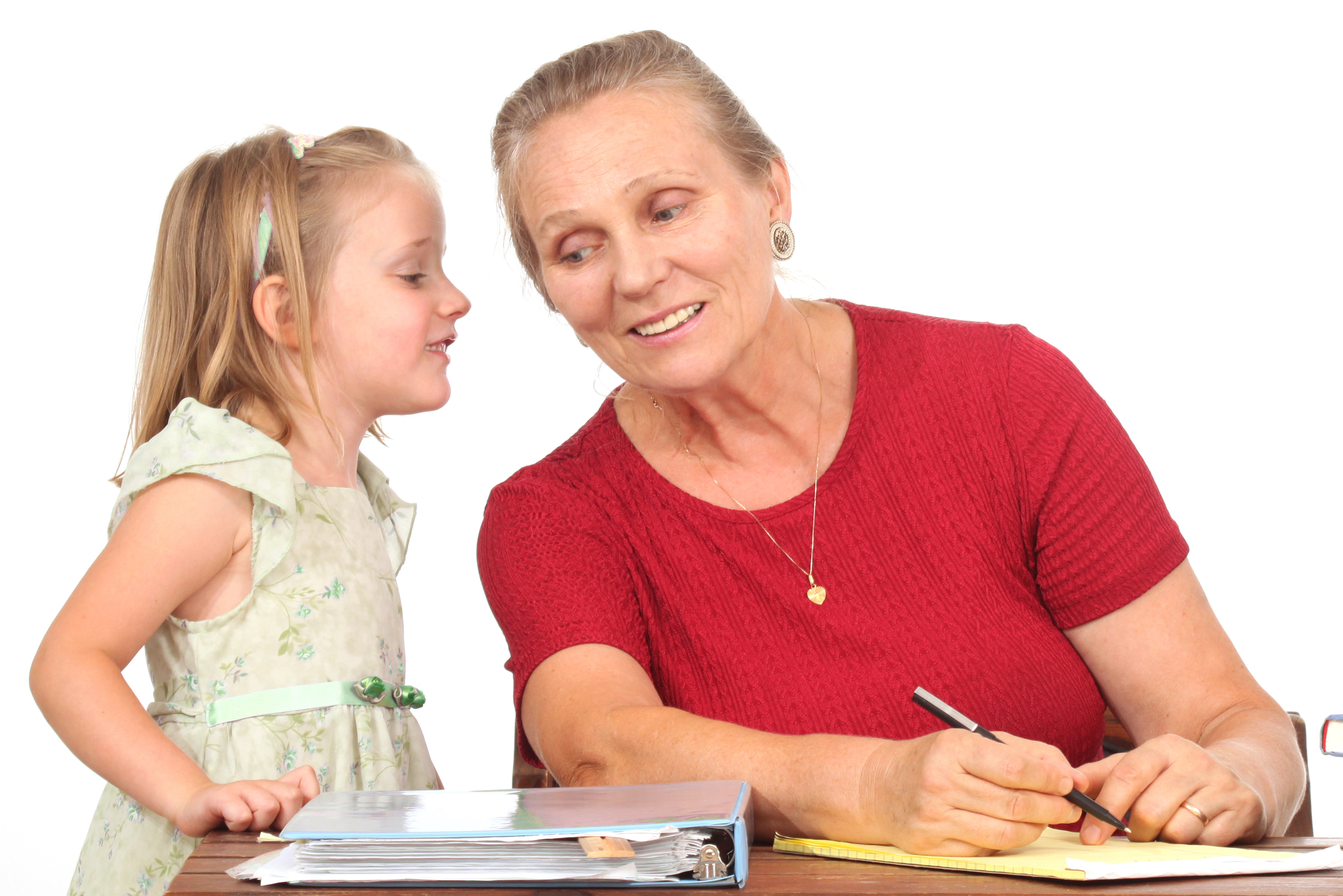 Une femme plus âgée et une petite fille qui lui chuchote à l'oreille | Source : Shutterstock