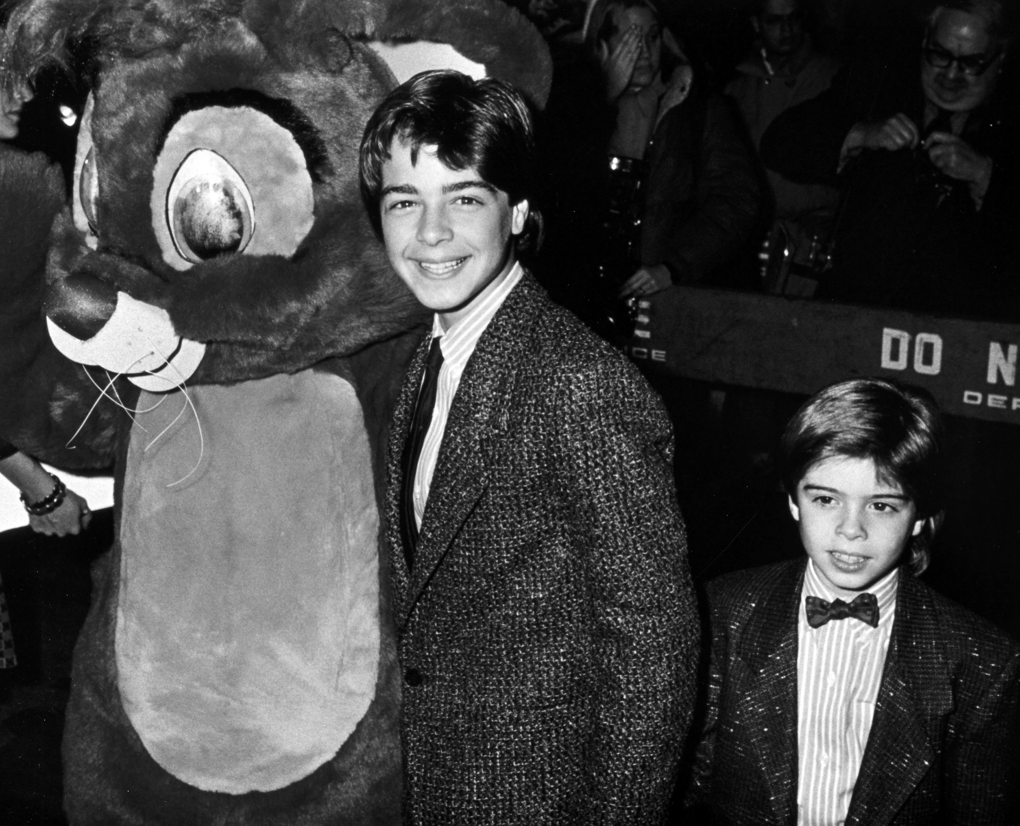 Joey Lawrence et Matthew Lawrence à la première de "Oliver &amp; Company" à Los Angeles, 1988 | Source : Getty Images