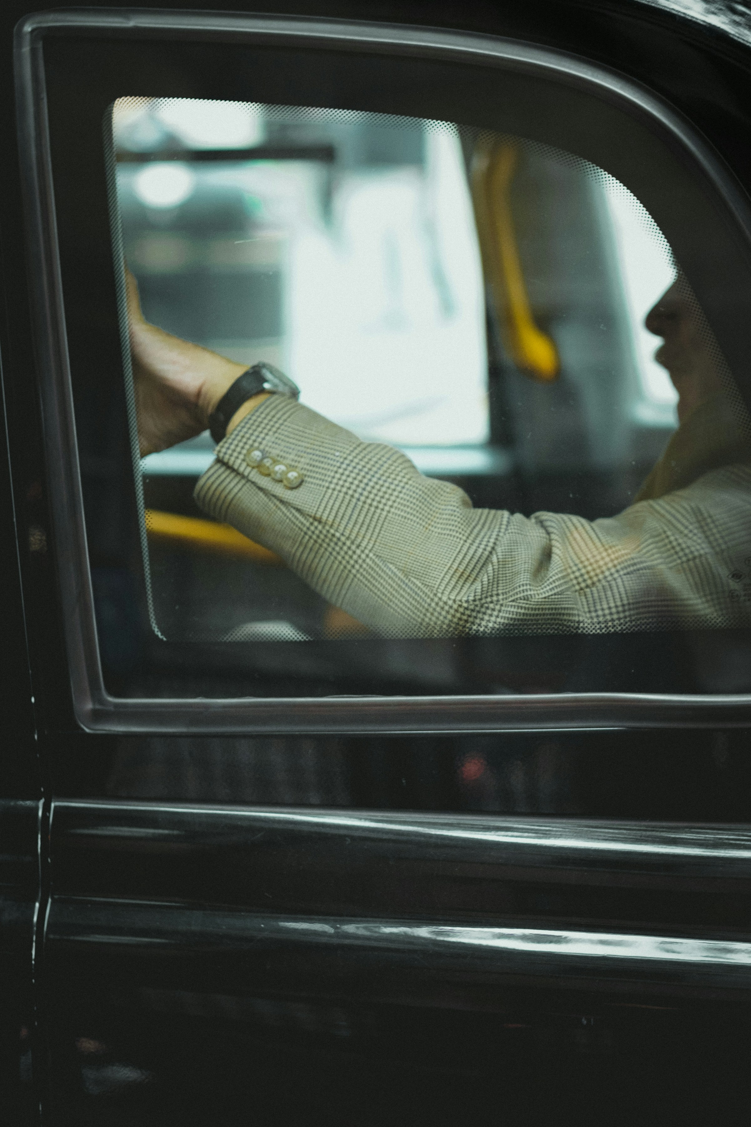 Gros plan sur un homme voyageant dans un taxi | Source : Unsplash