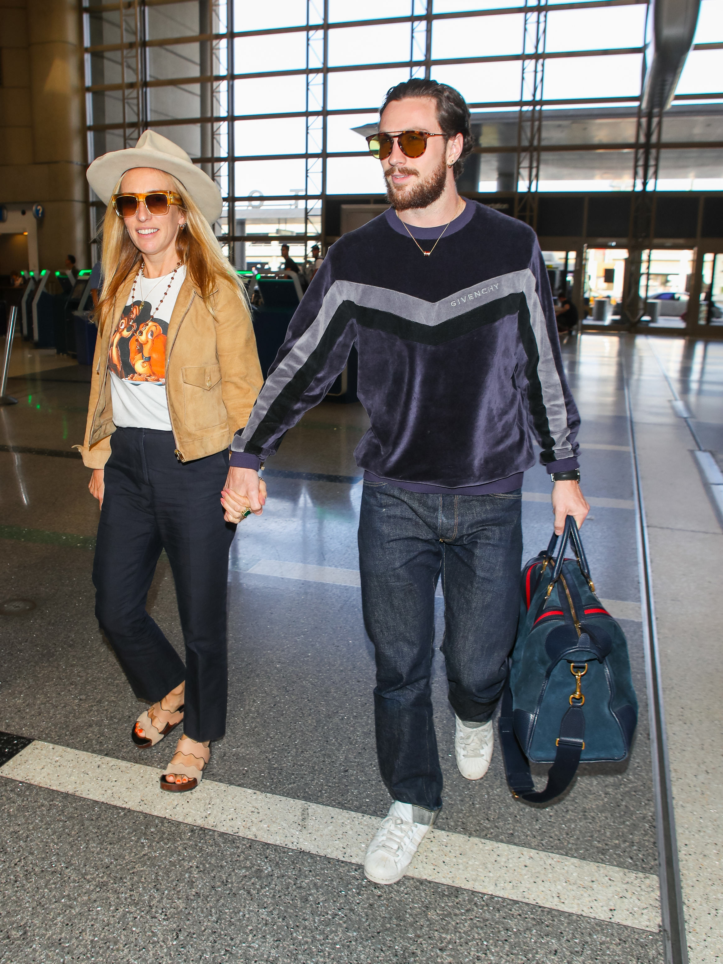 Aaron Taylor-Johnson et Sam Taylor-Johnson à l'aéroport international de Los Angeles en 2018 | Source : Getty Images