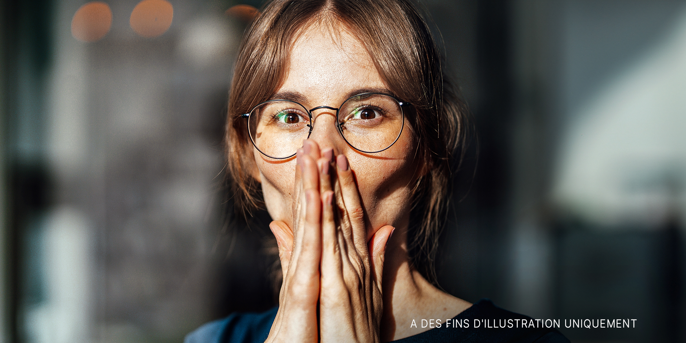 Femme avec les mains jointes en signe de surprise | Source : Getty images