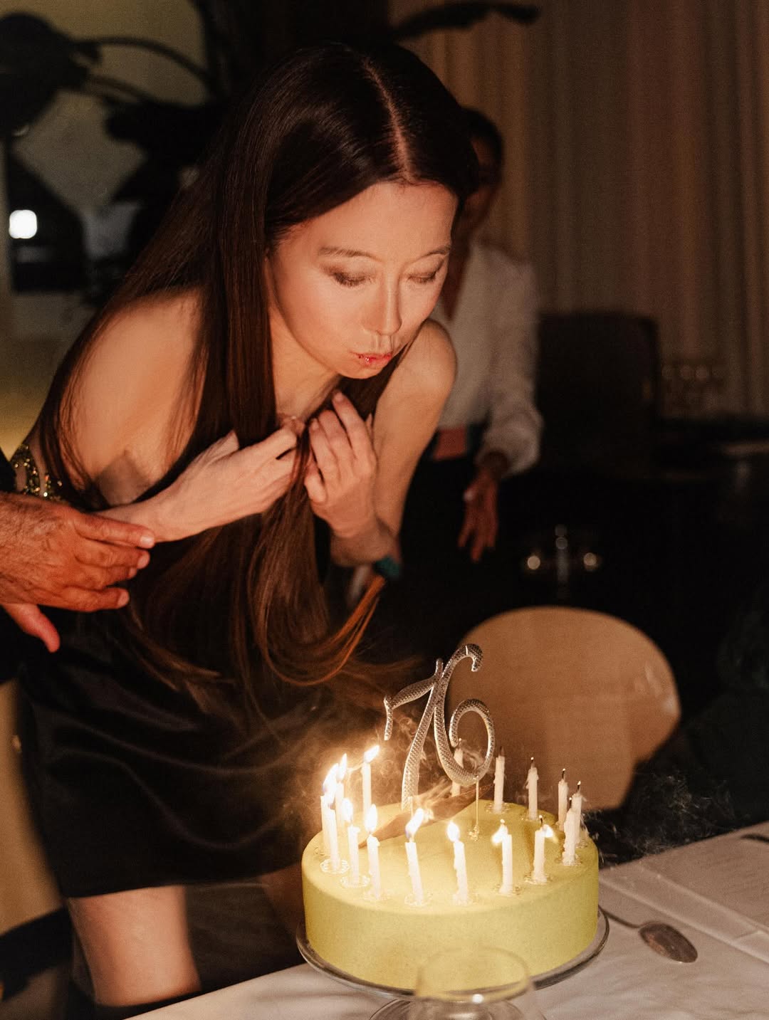 Vera Wang en train de souffler les bougies de son anniversaire au restaurant Le Relais Plaza à Paris, en France, d'après sa publication datée du 29 juin 2025 | Source : Instagram/verawang