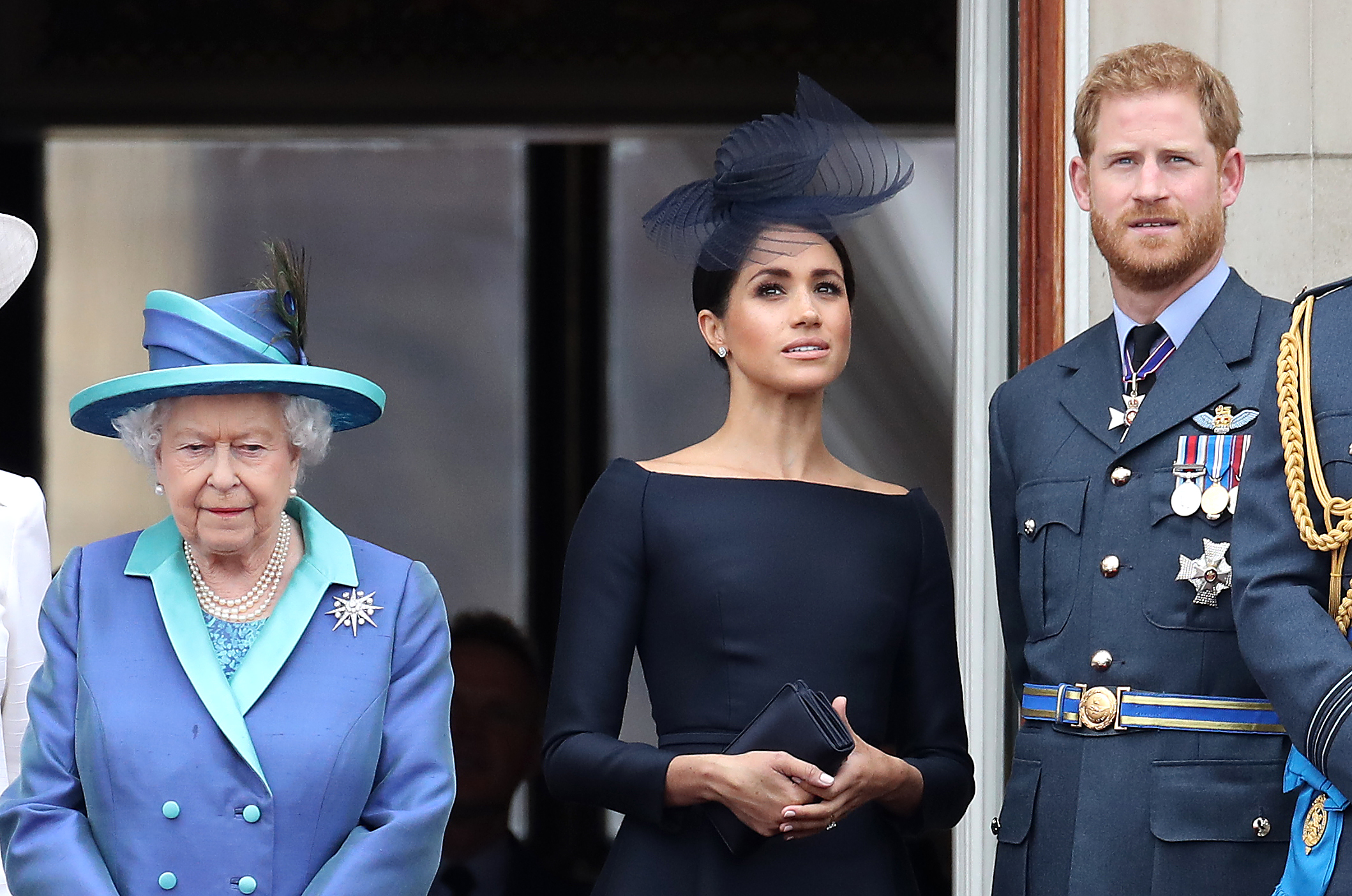 La reine Élisabeth II, Meghan Markle et le prince Harry au palais de Buckingham alors que la famille royale assiste aux événements marquant le centenaire de la RAF, le 10 juillet 2018 à Londres, en Angleterre | Source : Getty Images
