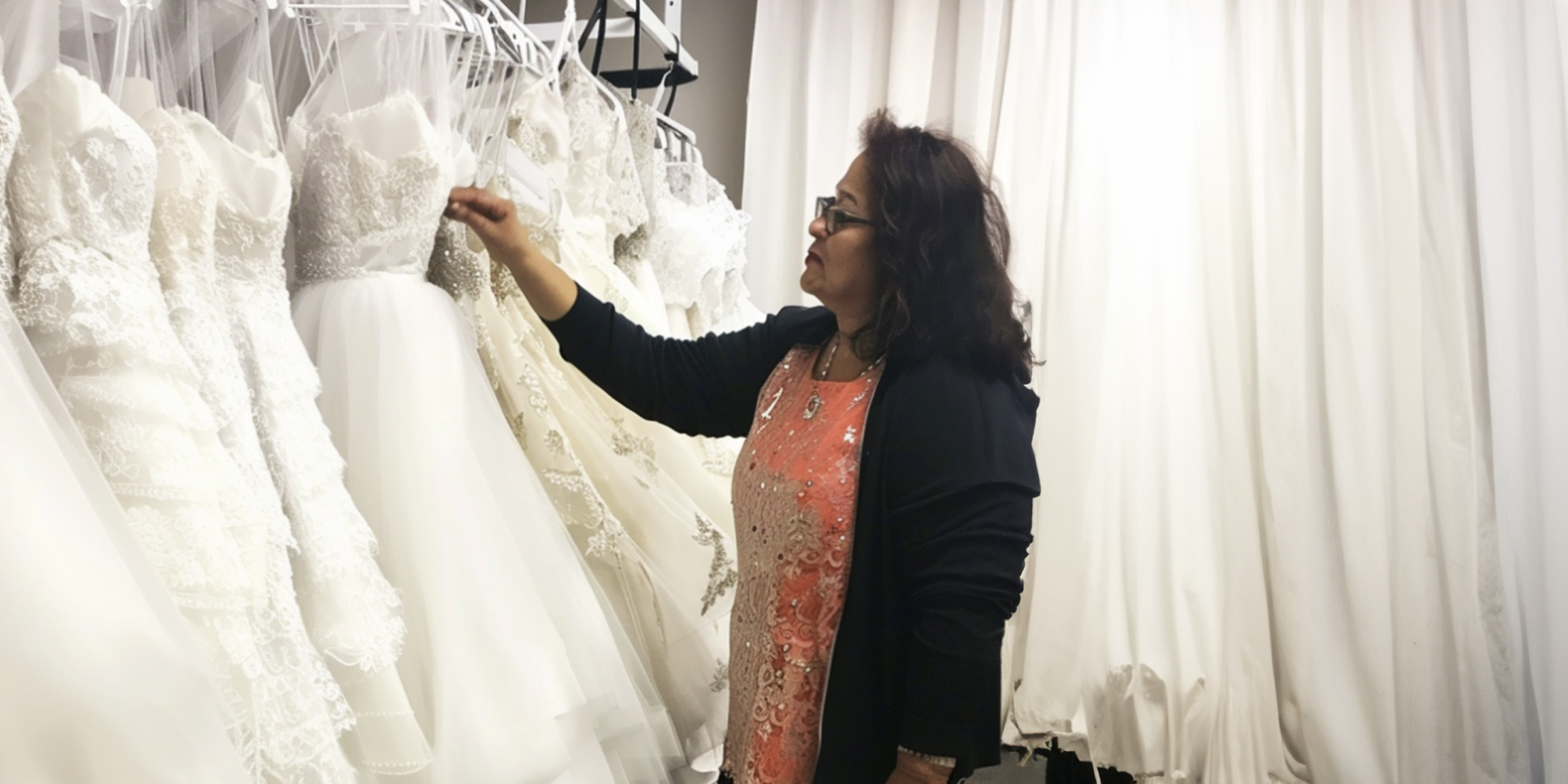 Une femme dans une boutique de mariage | Source : AmoMama