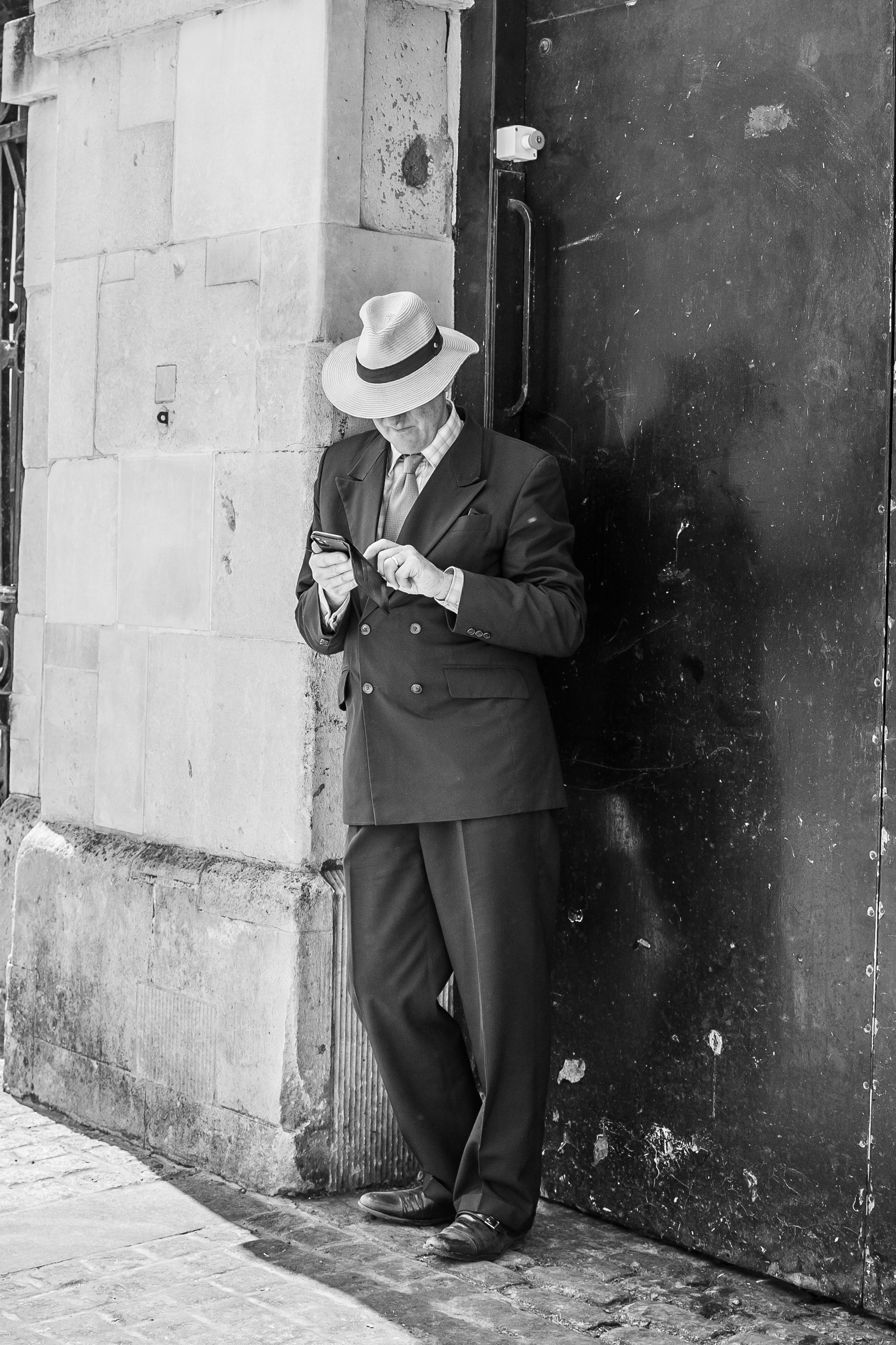 Un homme âgé utilisant un téléphone | Source : Unsplash