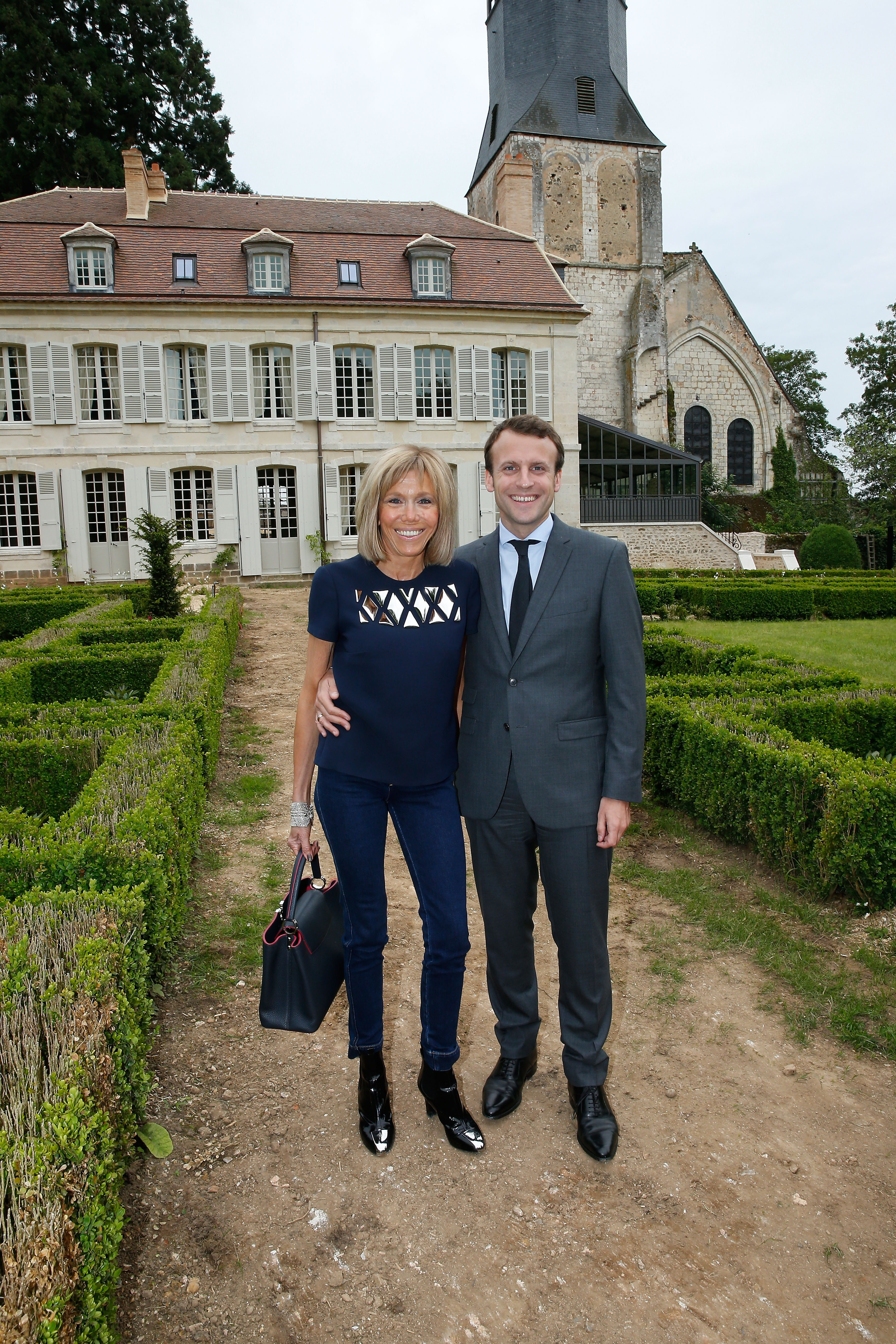 Brigitte et Emmanuel Macron posent devant le Collège Royal et Militaire de Thiron-Gardais lors de l'inauguration de ses salles d'exposition le 10 juin 2016, mêlant leurs apparitions publiques à un soutien commun au patrimoine et à l'éducation française.