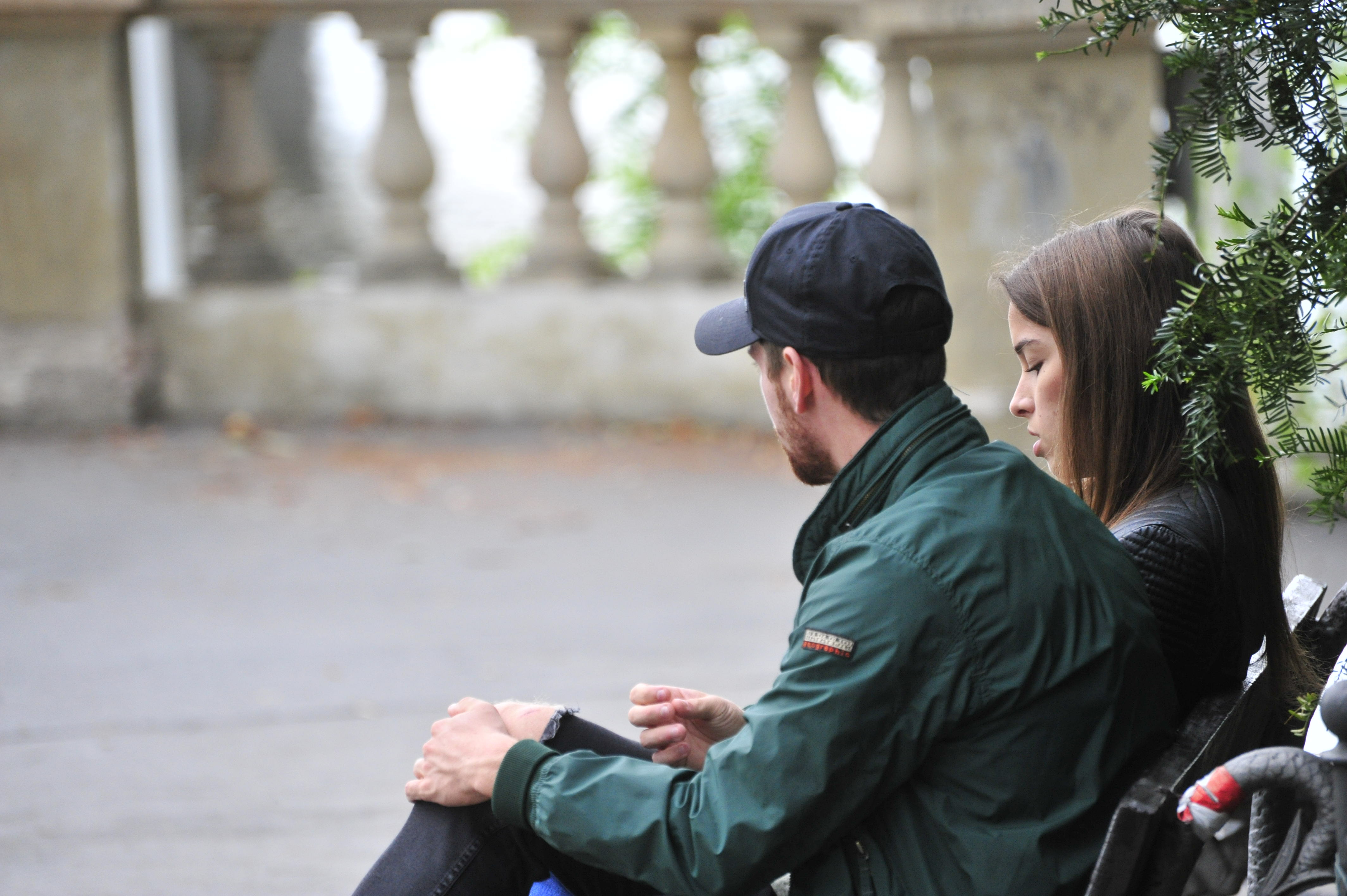 Un couple assis sur un banc | Source : Shutterstock