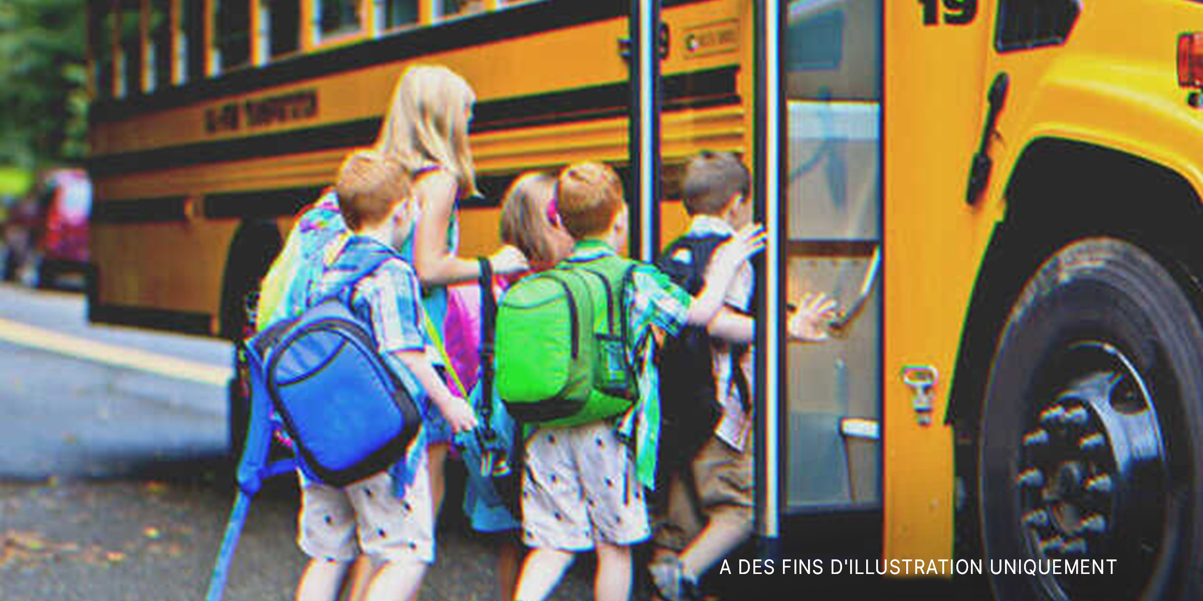 Des enfants entrant dans un bus scolaire | Source : Shutterstock