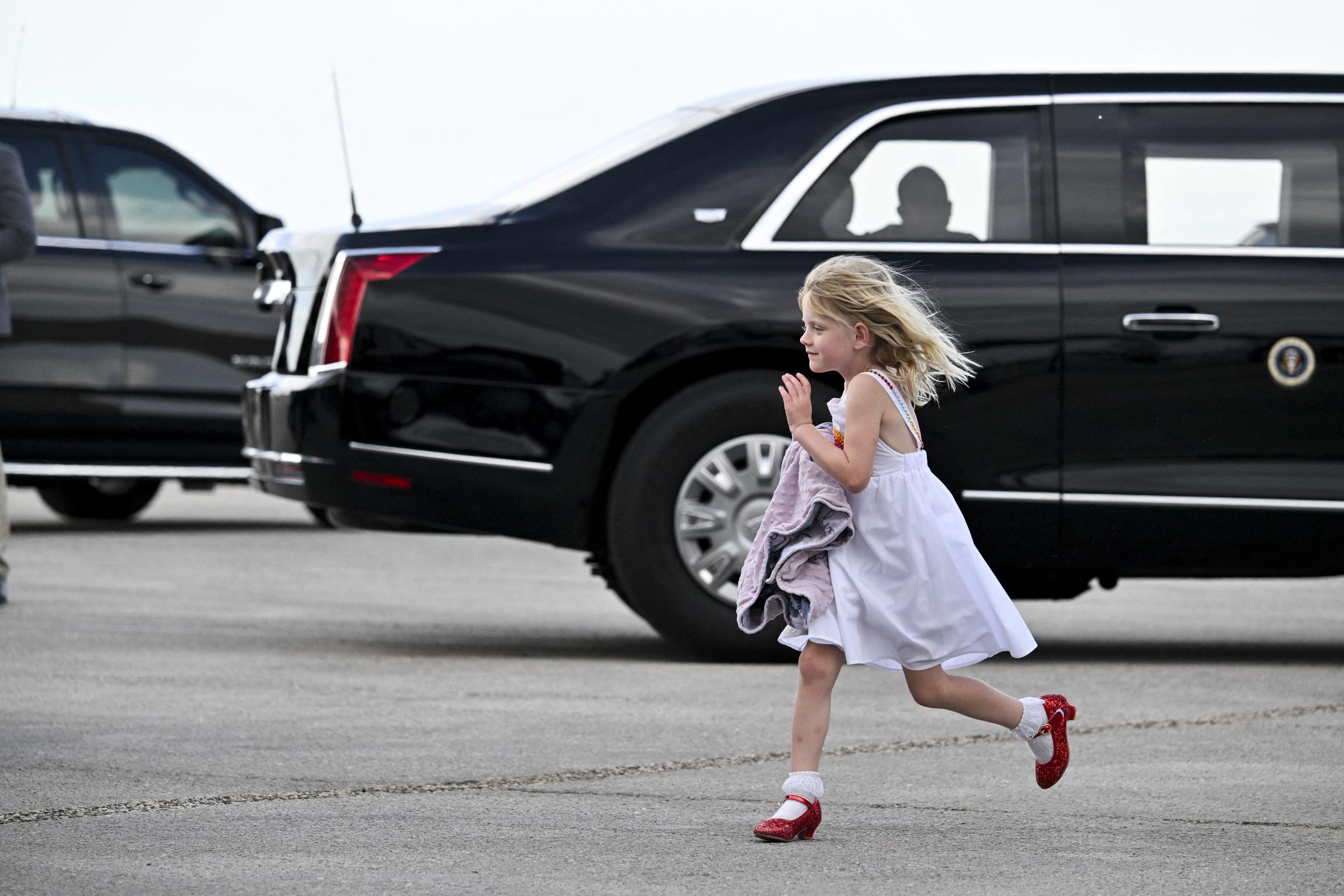 Carolina Trump, la fille d'Eric et Lara Trump, court sur le tarmac de l'aéroport international de Palm Beach après être arrivée avec ses parents et son grand-père, le président américain Donald Trump, à West Palm Beach, en Floride, le 16 février 2025 | Source : Getty Images