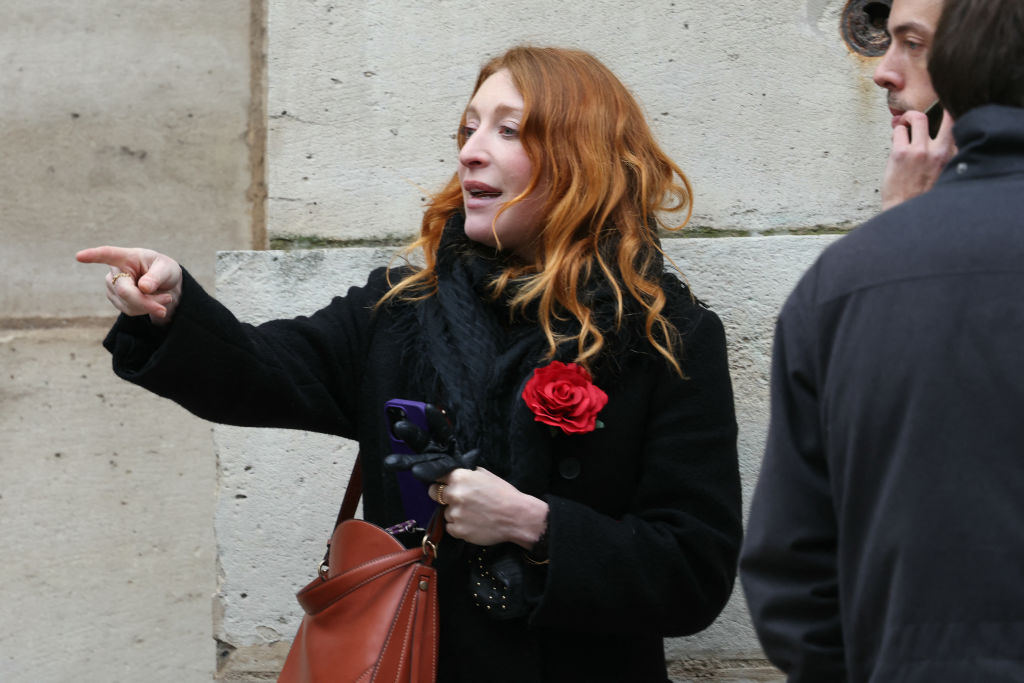 L'actrice française Sarah Stern fait un geste après avoir assisté à la cérémonie funéraire de sa belle-mère, l'ancienne présentatrice météo de la télévision française Catherine Laborde, décédée le 28 janvier 2025 à l'âge de 73 ans, à l'église Saint-Roch à Paris | Source : Getty Images