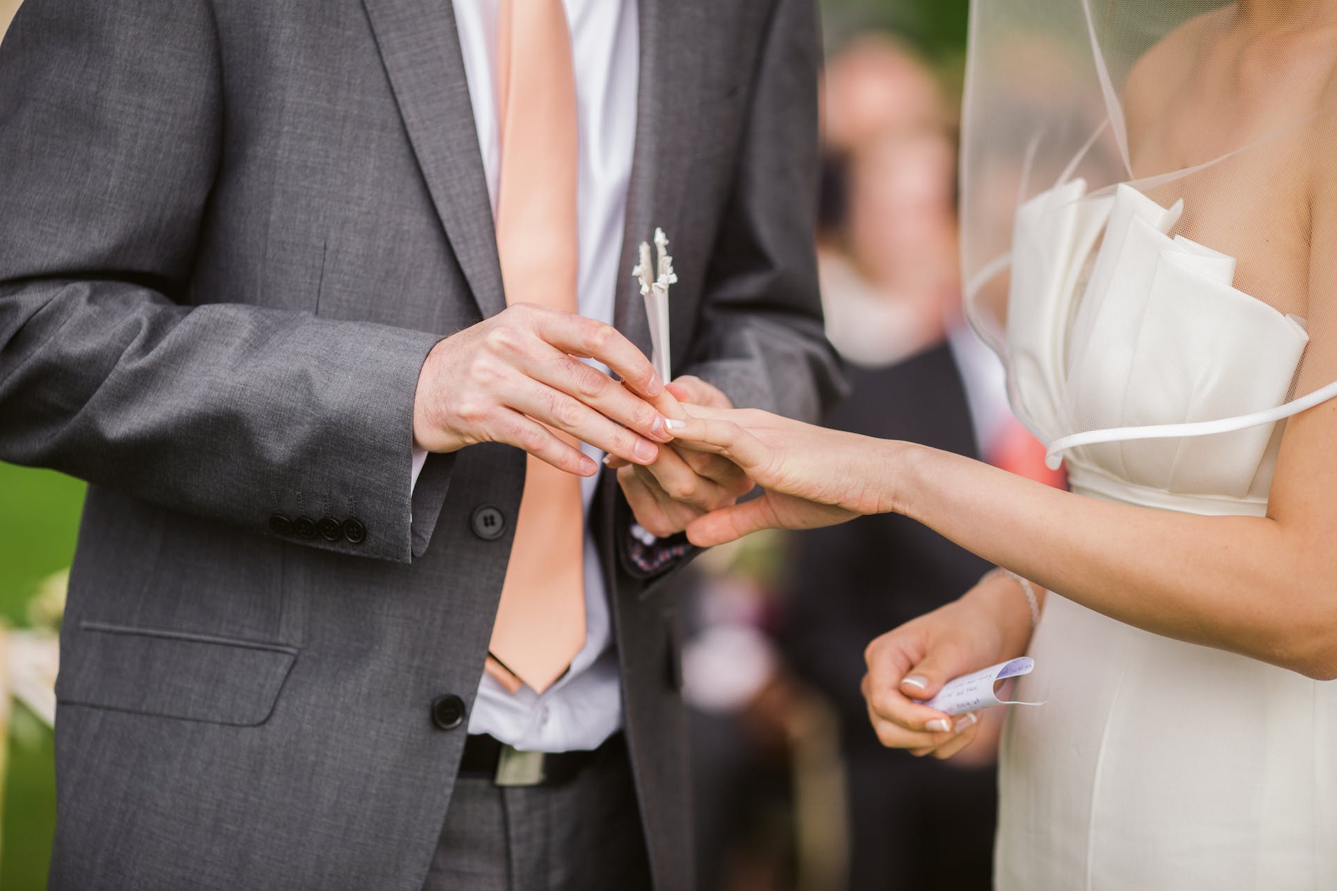 Le marié met l'alliance à sa chérie | Source : Pexels