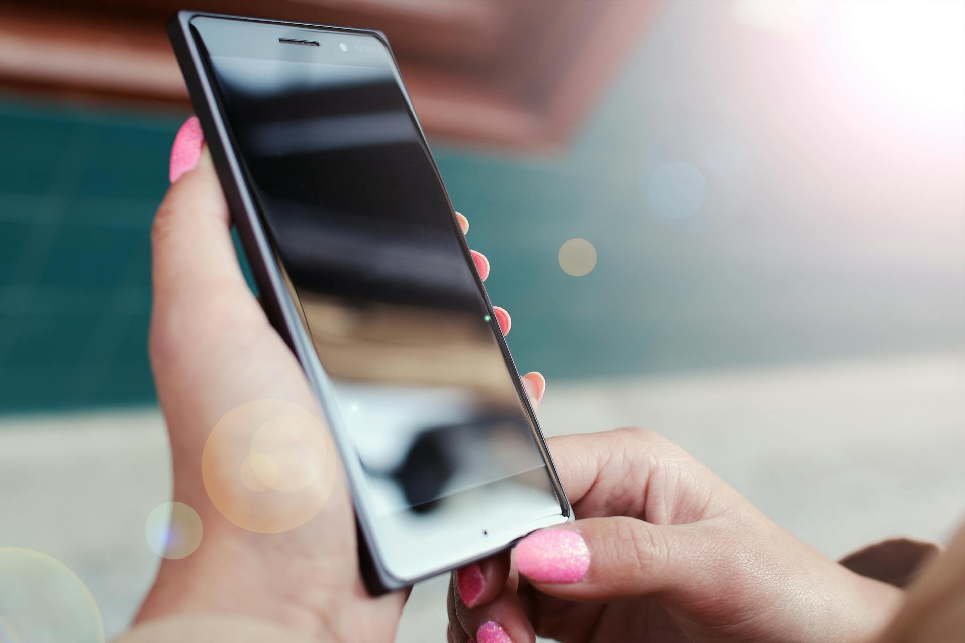 Une femme tenant un téléphone | Source : Pexels