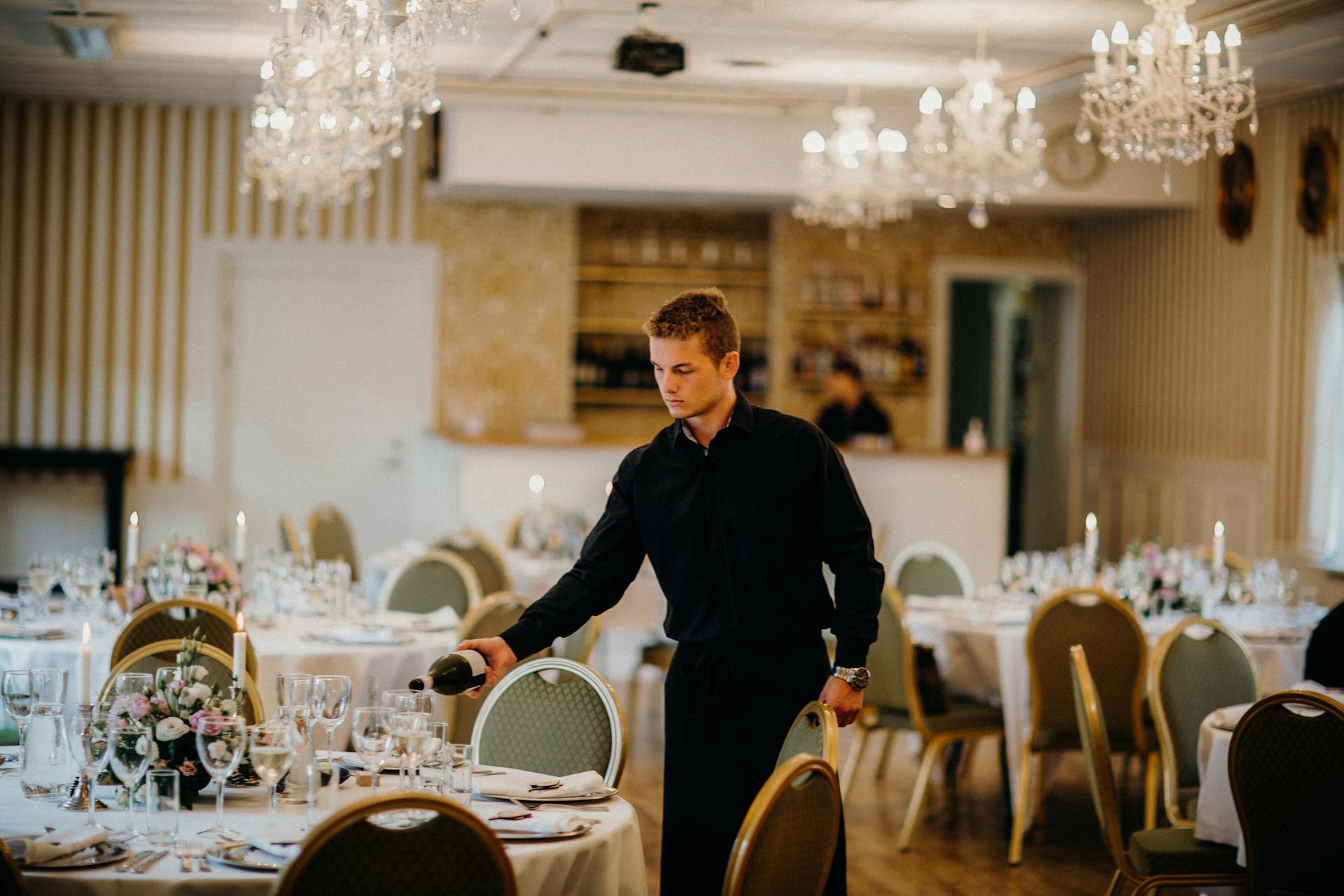 Un serveur lors d'une réception de mariage | Source : Pexels