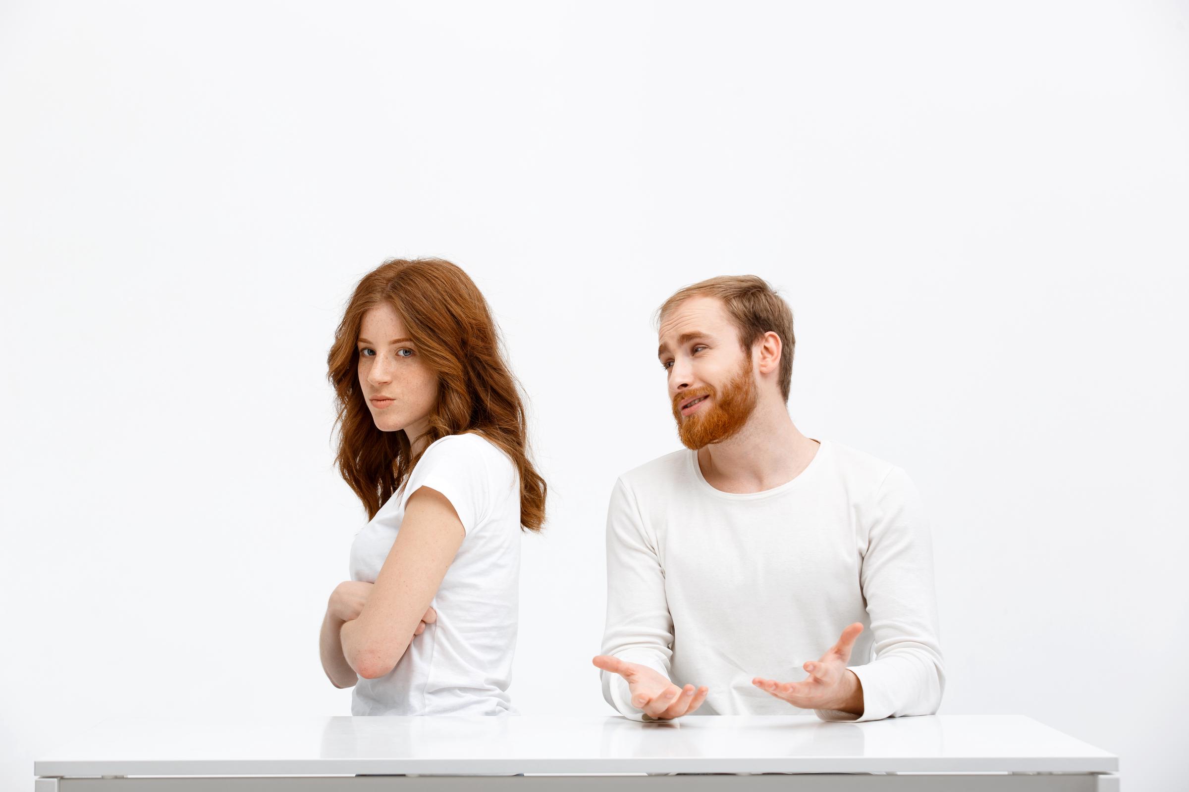 Un homme s'excusant auprès d'une femme | Source : Freepik