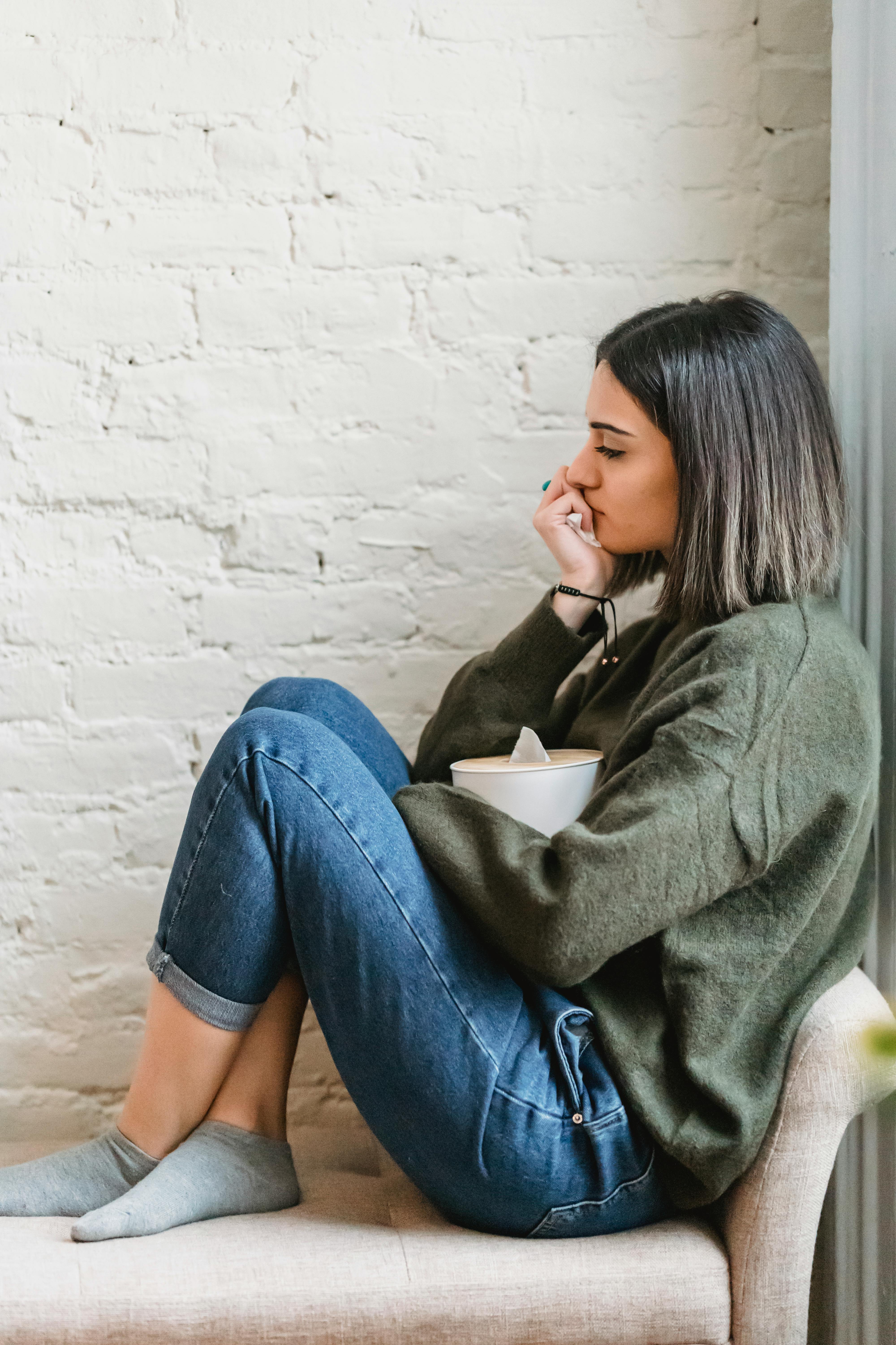 Une femme sérieuse plongée dans ses pensées | Source : Pexels