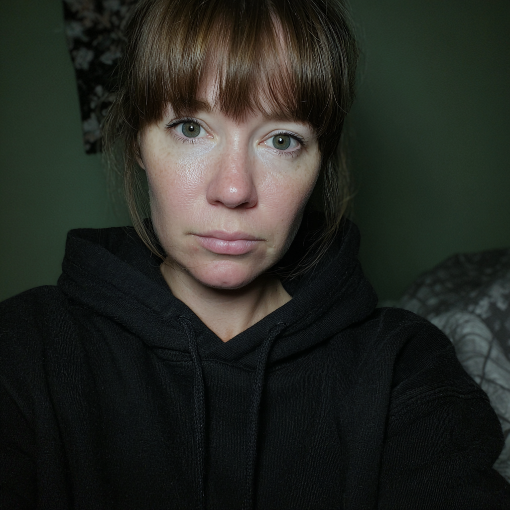 Une femme portant un sweat à capuche noir | Source : Midjourney