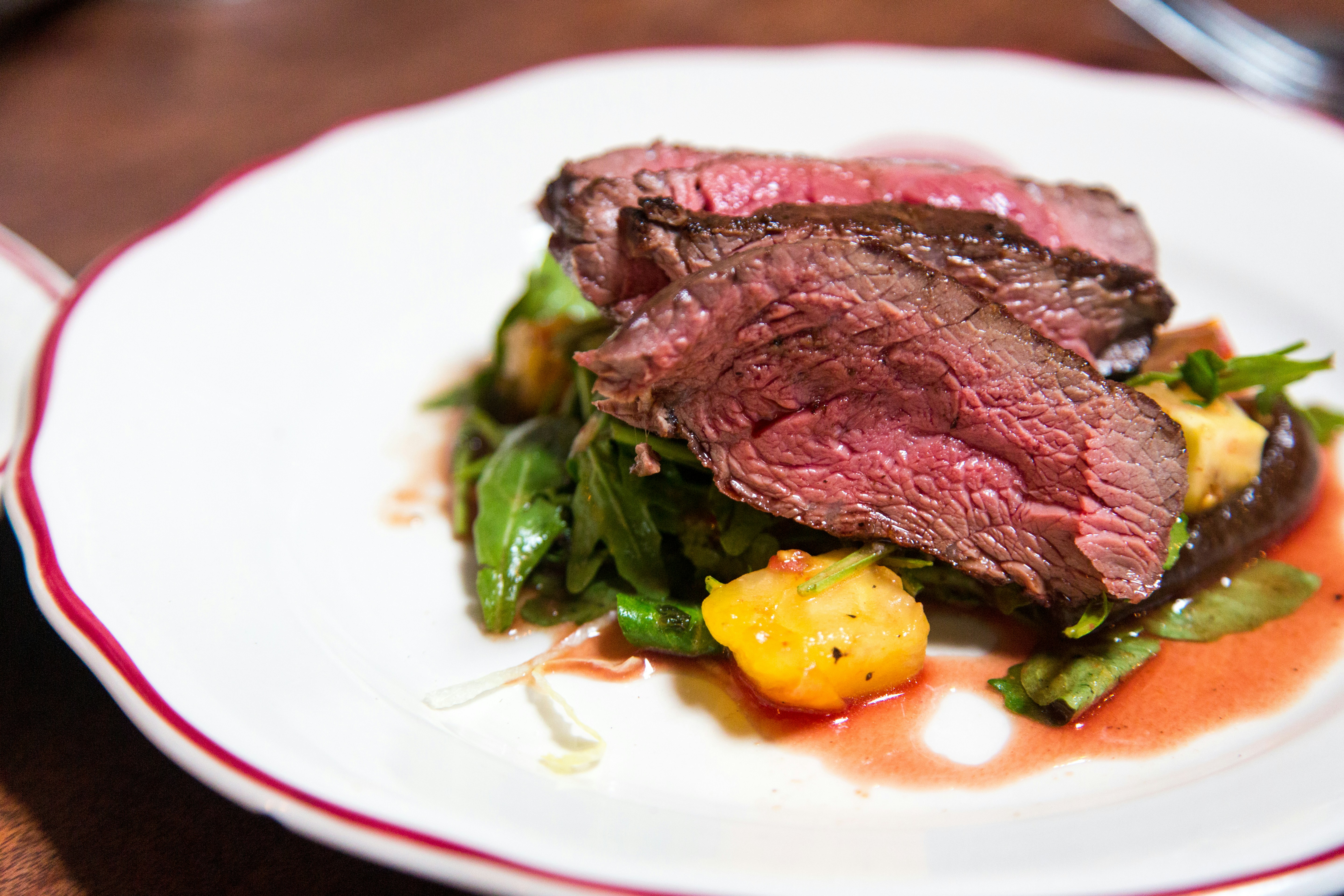 Un steak dans une assiette | Source : Unsplash