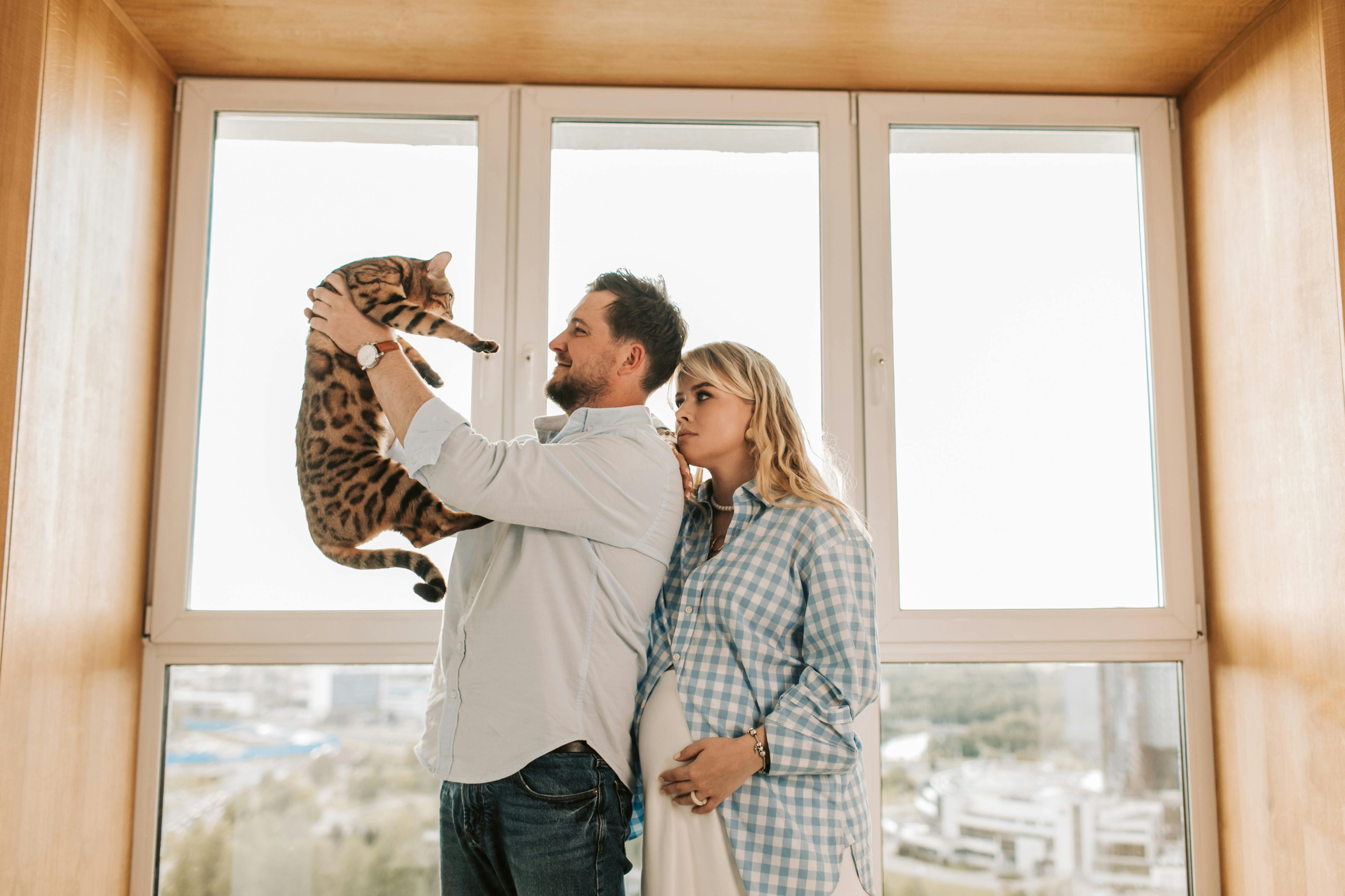 Une femme enceinte se tenant derrière un homme | Source : Pexels