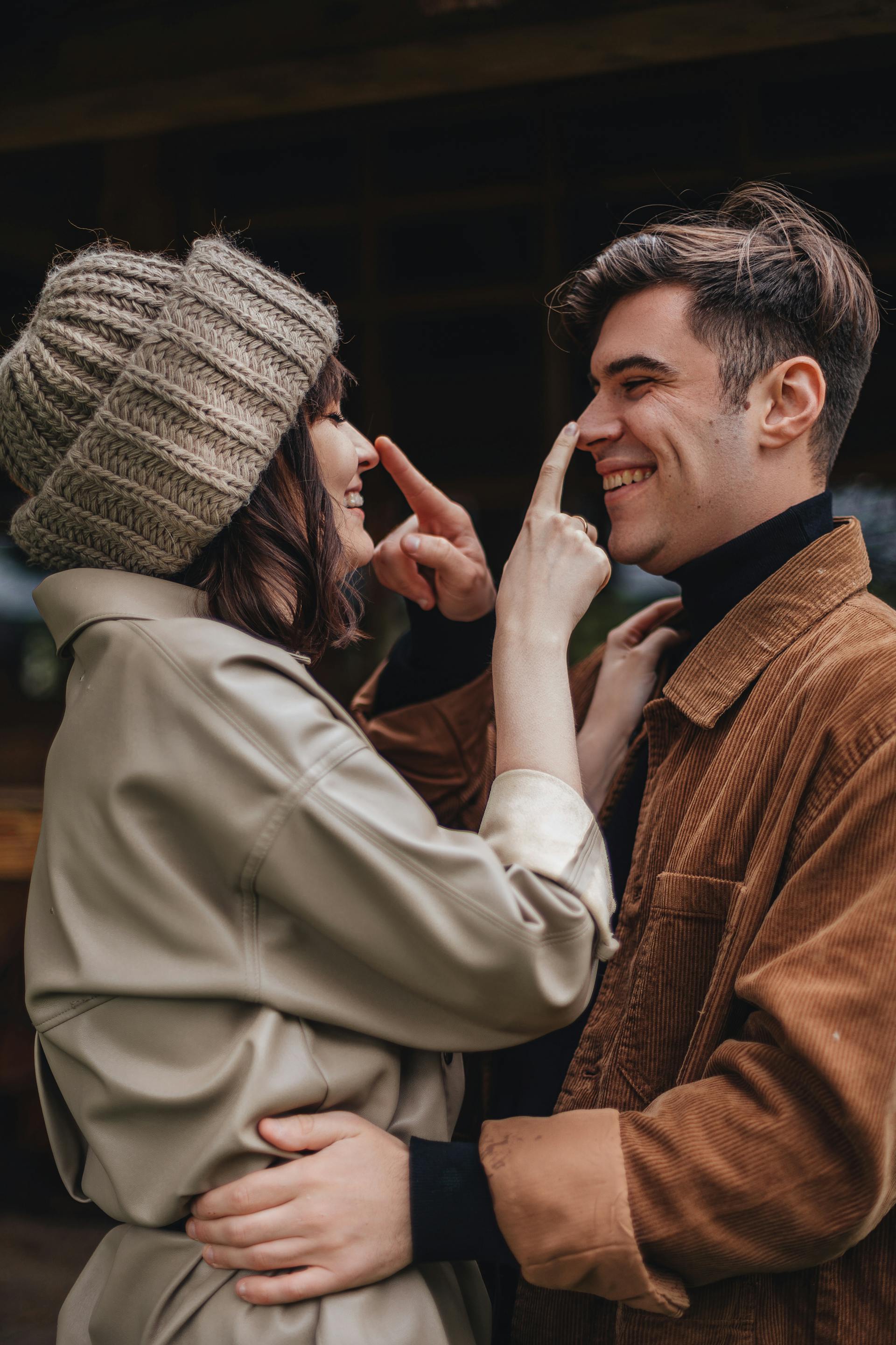 Un couple qui rit en se touchant le nez | Source : Pexels