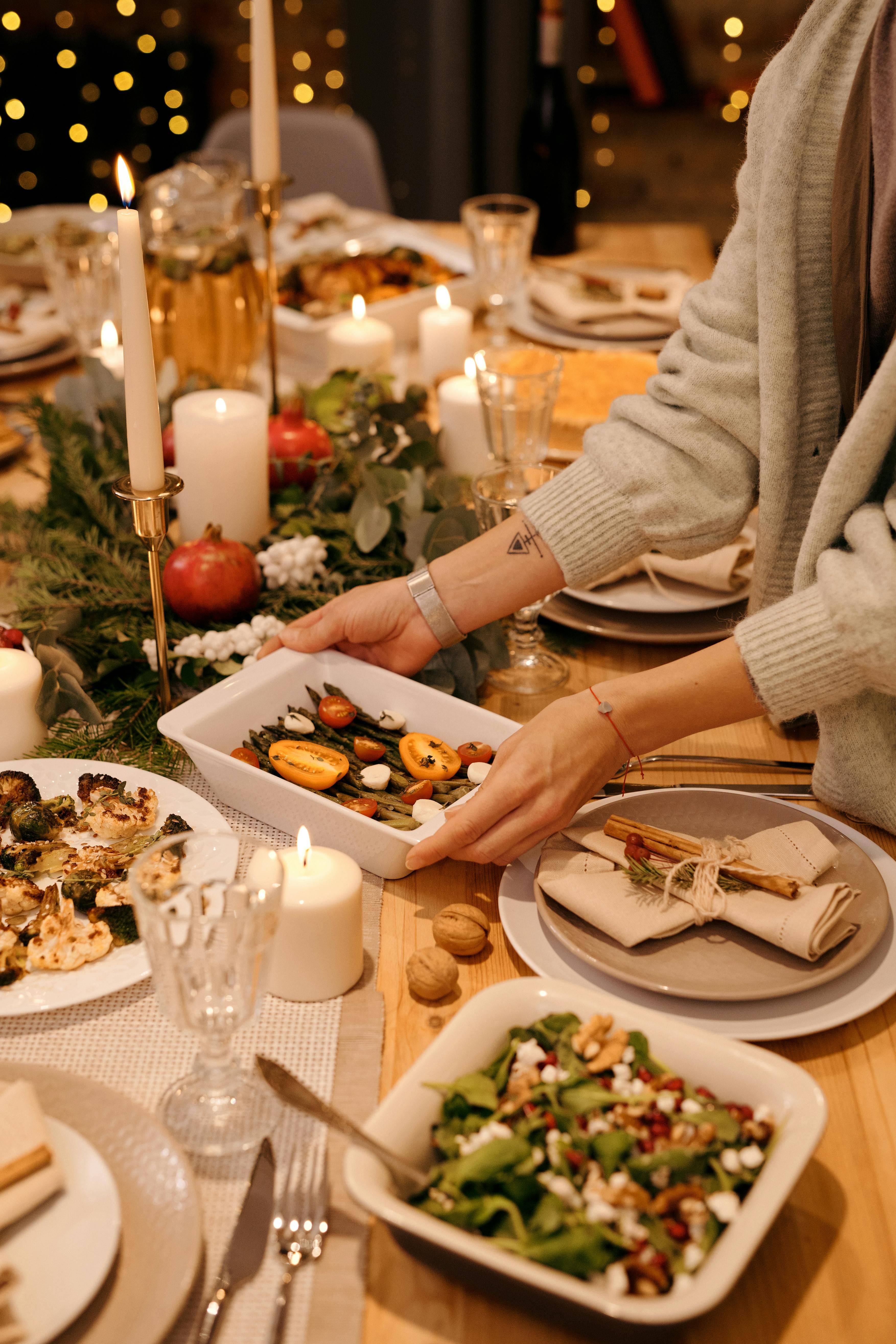 Sarah sert le dîner à Mark et David | Source : Pexels