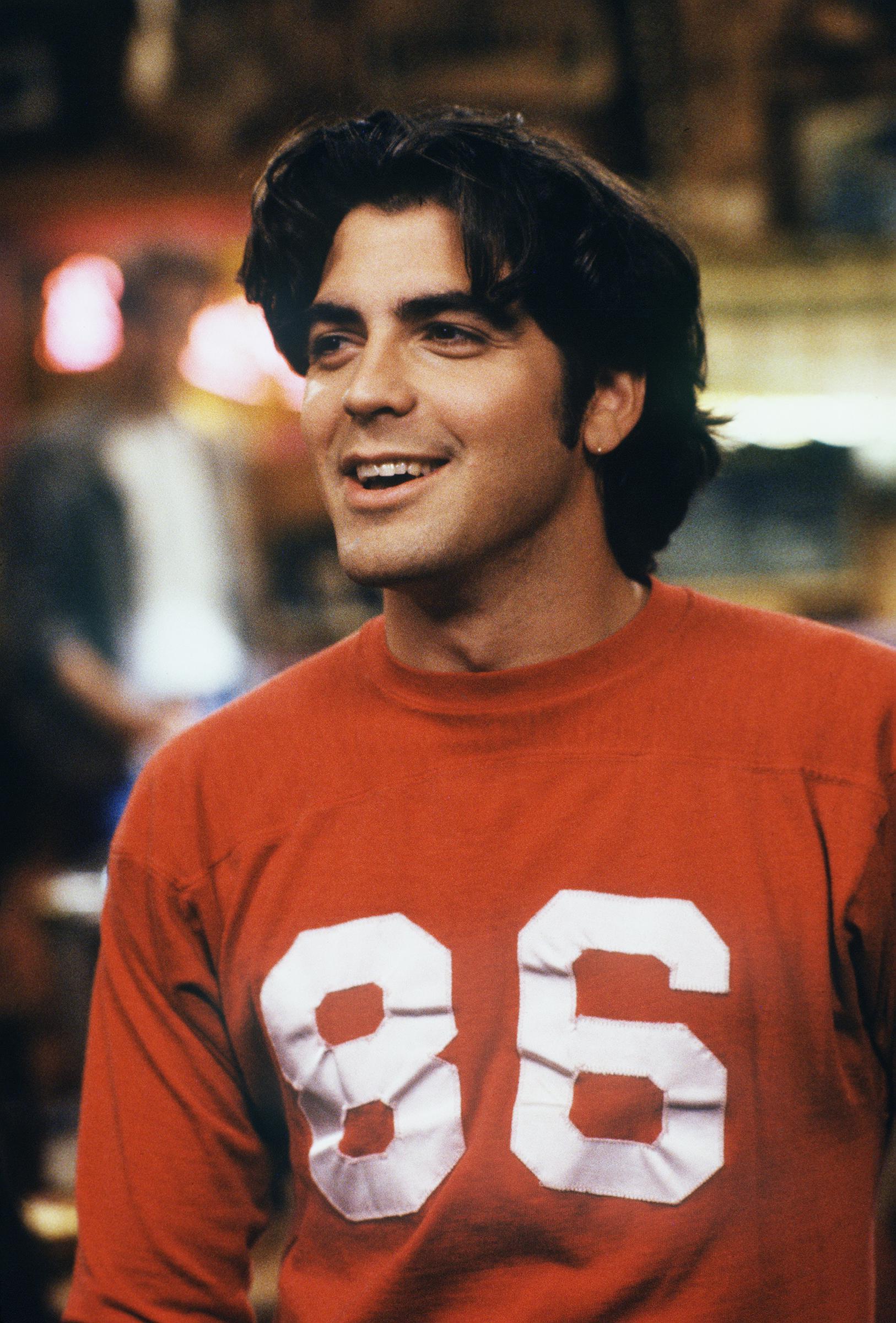 George Clooney sur le plateau de "Roseanne" | Source : Getty Images