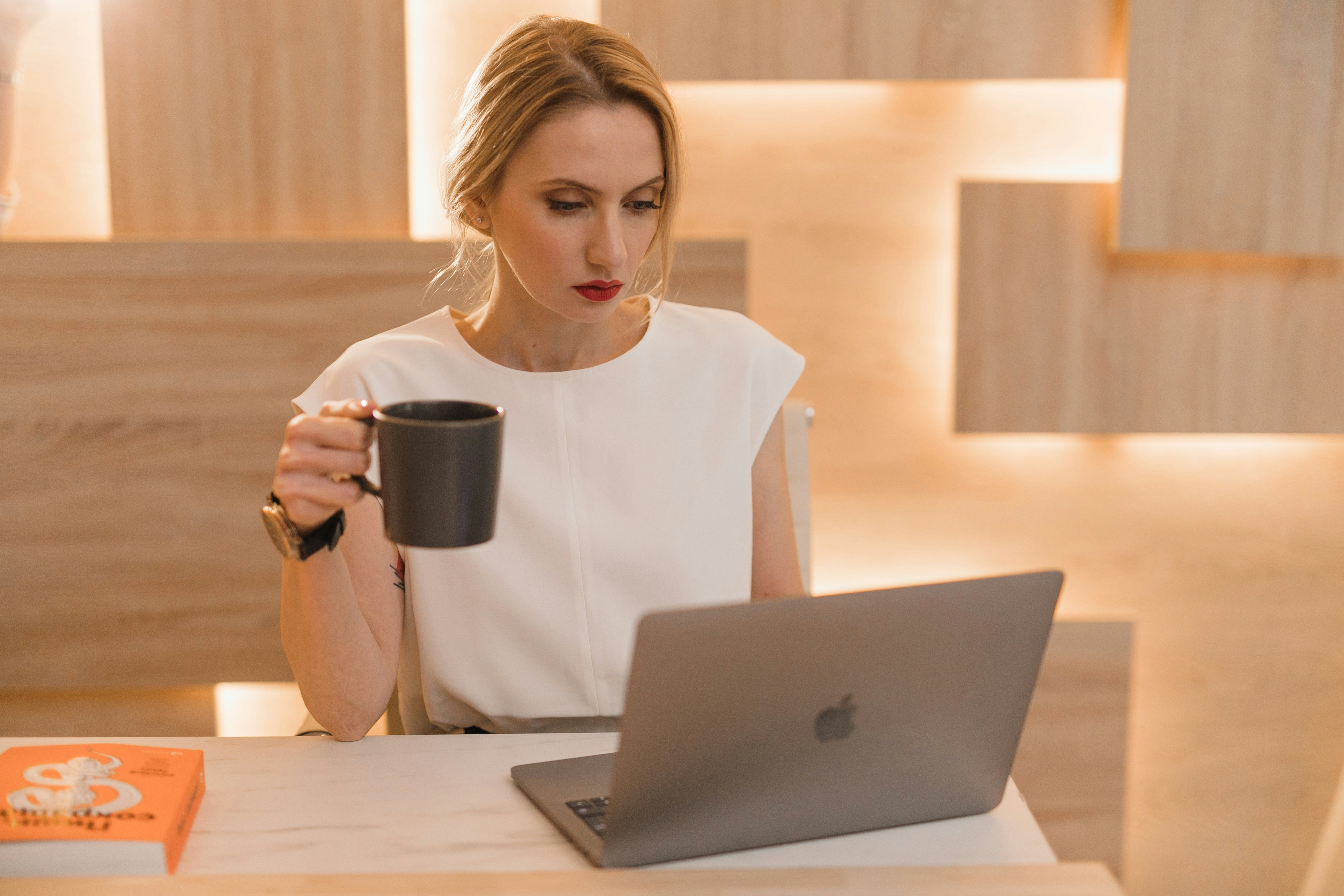 Une jeune femme travaillant sur son ordinateur portable | Source : Unsplash