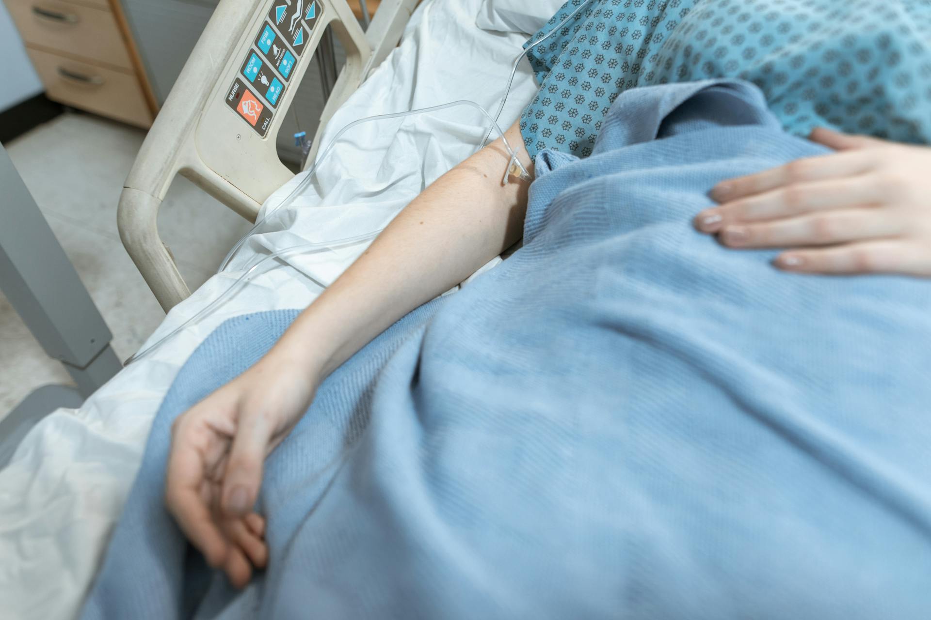 Une patiente allongée sur un lit d'hôpital | Source : Pexels