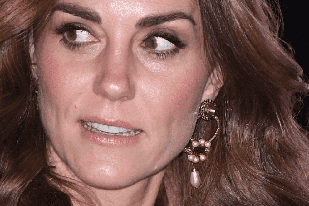 Kate Middleton montre ses boucles d'oreilles Erdem lorsqu'elle quitte la Royal Variety Performance avec Prince William au London Palladium le 18 novembre 2019 à Londres, Angleterre | Source: Getty Images (Photo de Karwai Tang / WireImage)