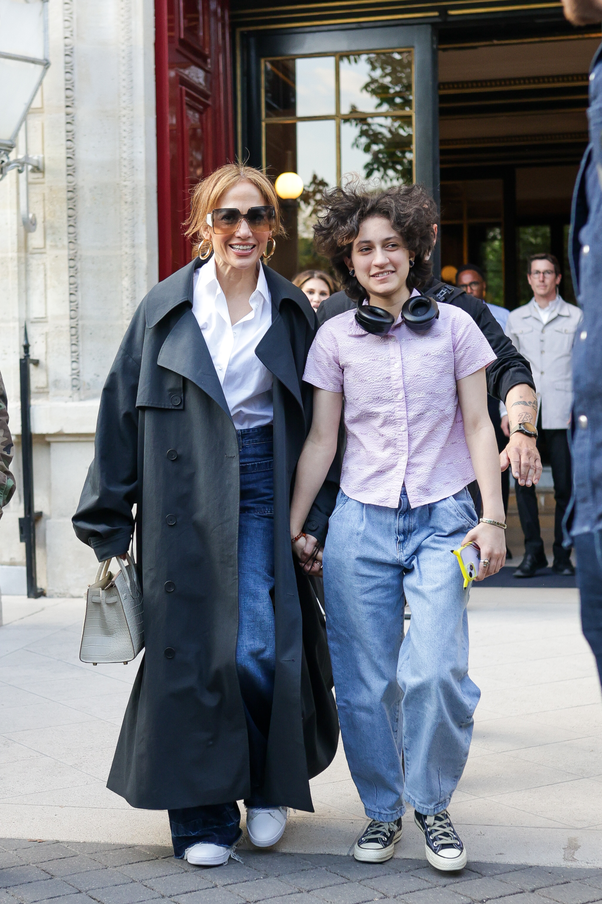 Jennifer Lopez et Emme Muñiz sont vues en train de quitter leur hôtel le 9 mai 2024, à Paris, en France. | Source : Getty Images