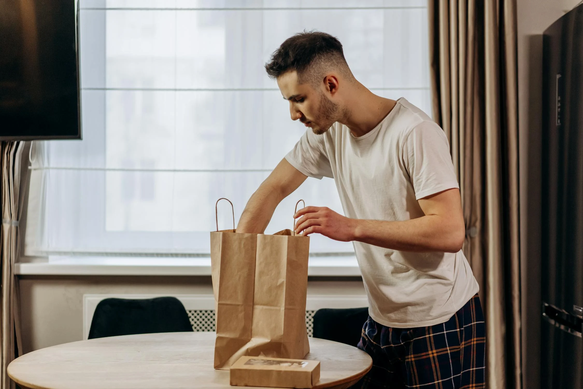 Un homme avec des provisions | Source : Pexels