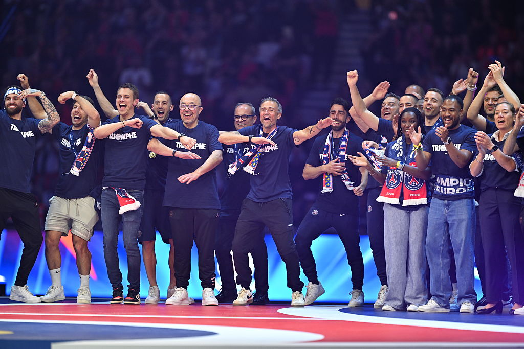 L'entraîneur du PSG Luis Enrique (au centre), les joueurs et les dirigeants du PSG assistent à la célébration organisée au Parc des Princes après la victoire de l'équipe en finale de l'UEFA Champions League, le 1er juin 2025. | Source : Getty Images